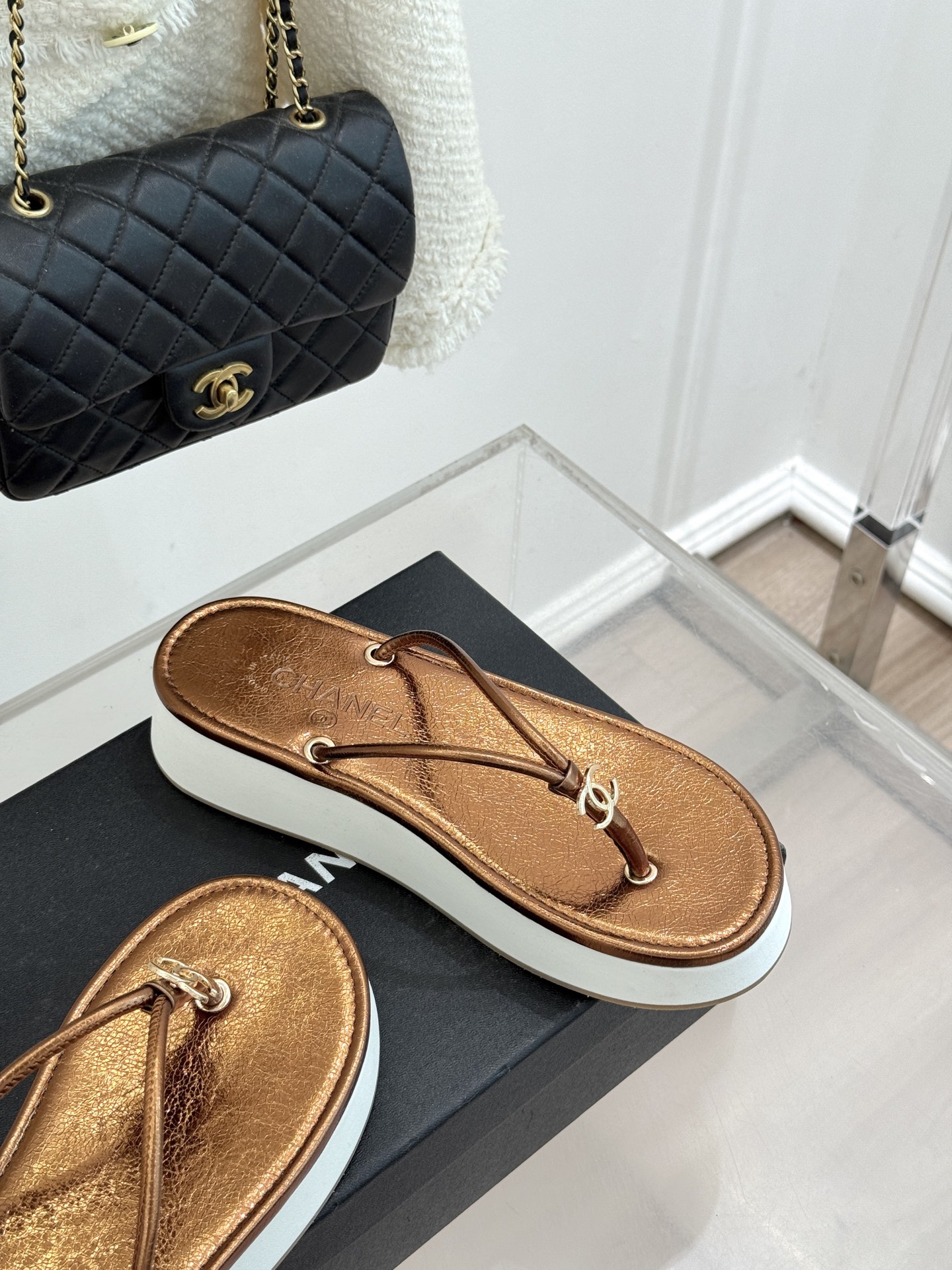 CHANE* ｜小香26P双C夹脚厚底人字拖鞋将法式优雅与夏日松弛完美相融。柔滑小羊皮包裹夹脚线条贴合脚