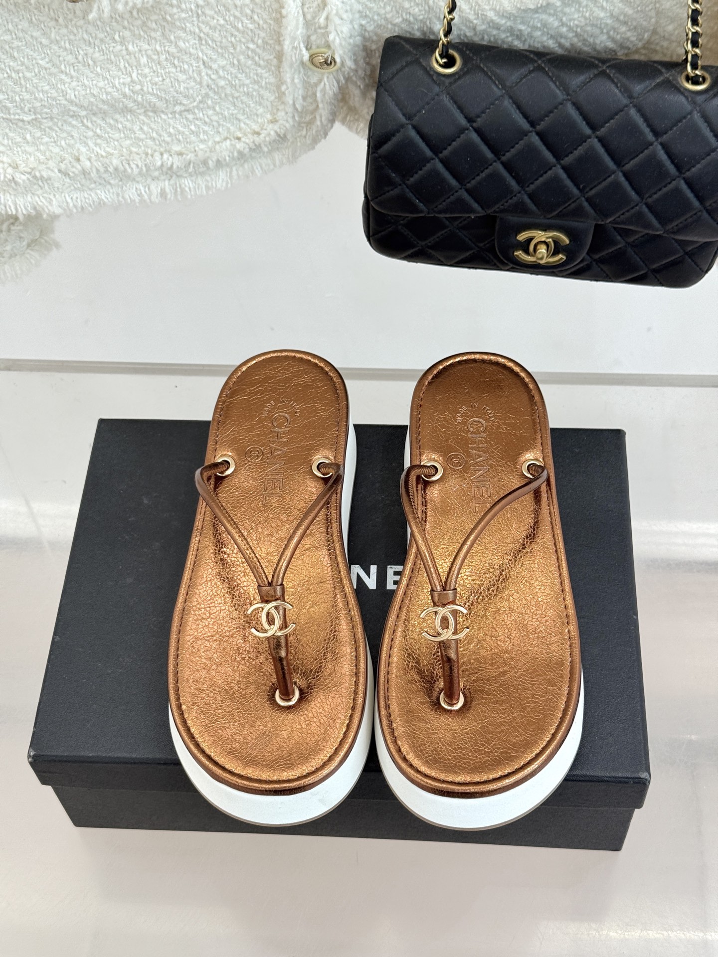 CHANE* ｜小香26P双C夹脚厚底人字拖鞋将法式优雅与夏日松弛完美相融。柔滑小羊皮包裹夹脚线条贴合脚