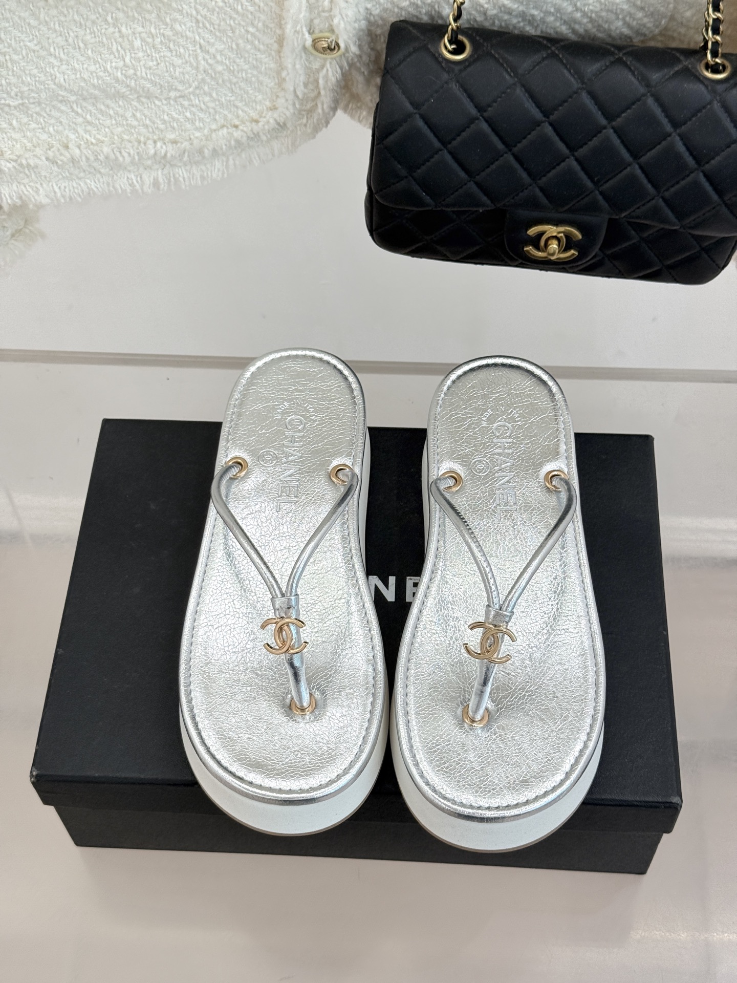 CHANE* ｜小香26P双C夹脚厚底人字拖鞋将法式优雅与夏日松弛完美相融。柔滑小羊皮包裹夹脚线条贴合脚