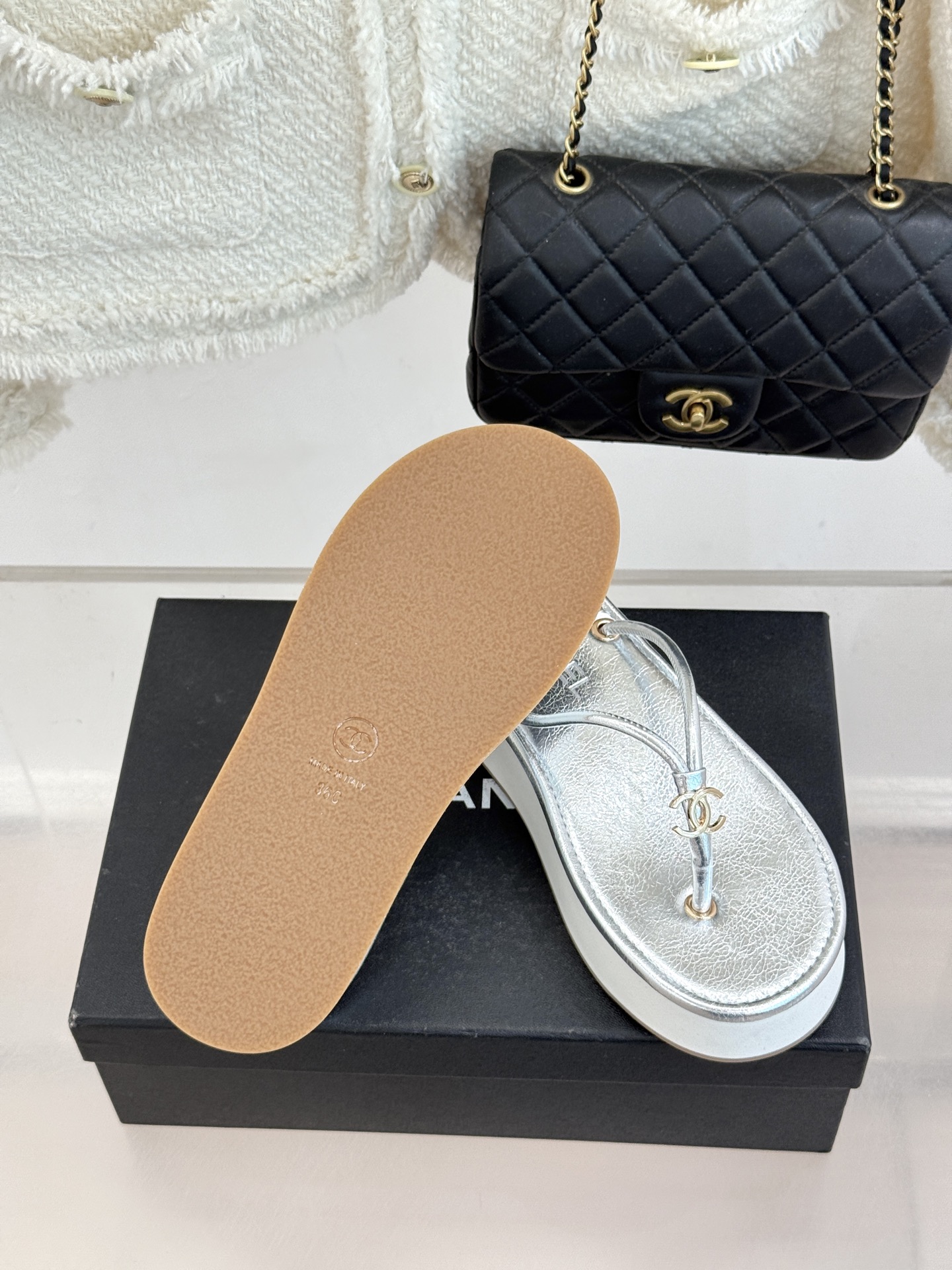 CHANE* ｜小香26P双C夹脚厚底人字拖鞋将法式优雅与夏日松弛完美相融。柔滑小羊皮包裹夹脚线条贴合脚