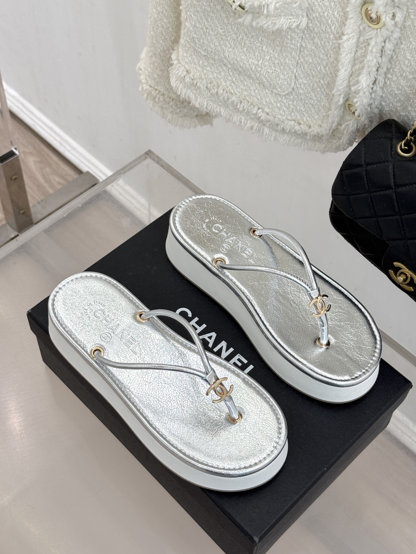 CHANE* ｜小香26P双C夹脚厚底人字拖鞋将法式优雅与夏日松弛完美相融。柔滑小羊皮包裹夹脚线条贴合脚