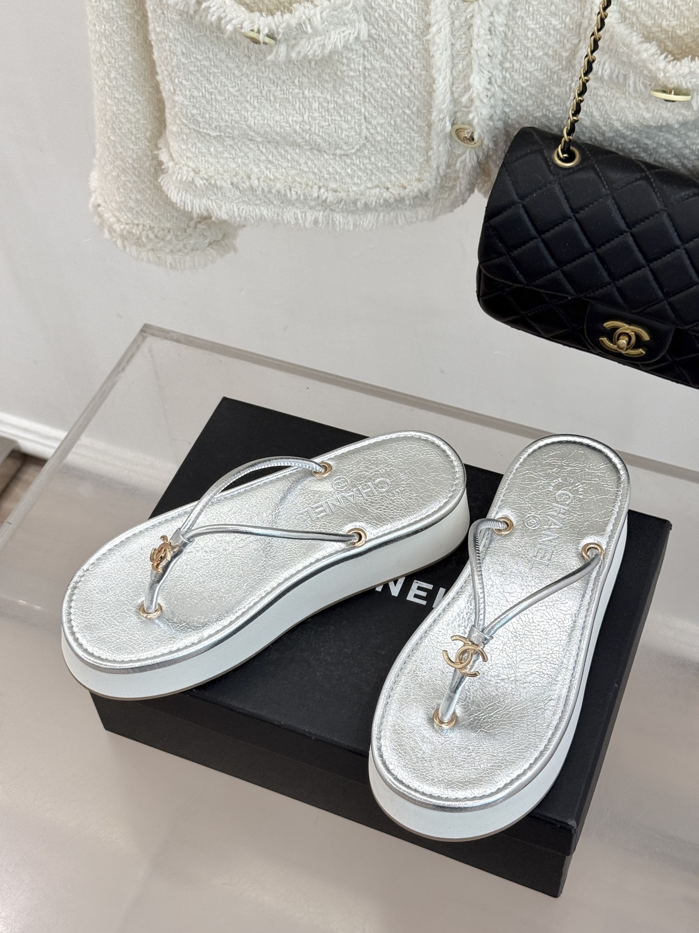 CHANE* ｜小香26P双C夹脚厚底人字拖鞋将法式优雅与夏日松弛完美相融。柔滑小羊皮包裹夹脚线条贴合脚