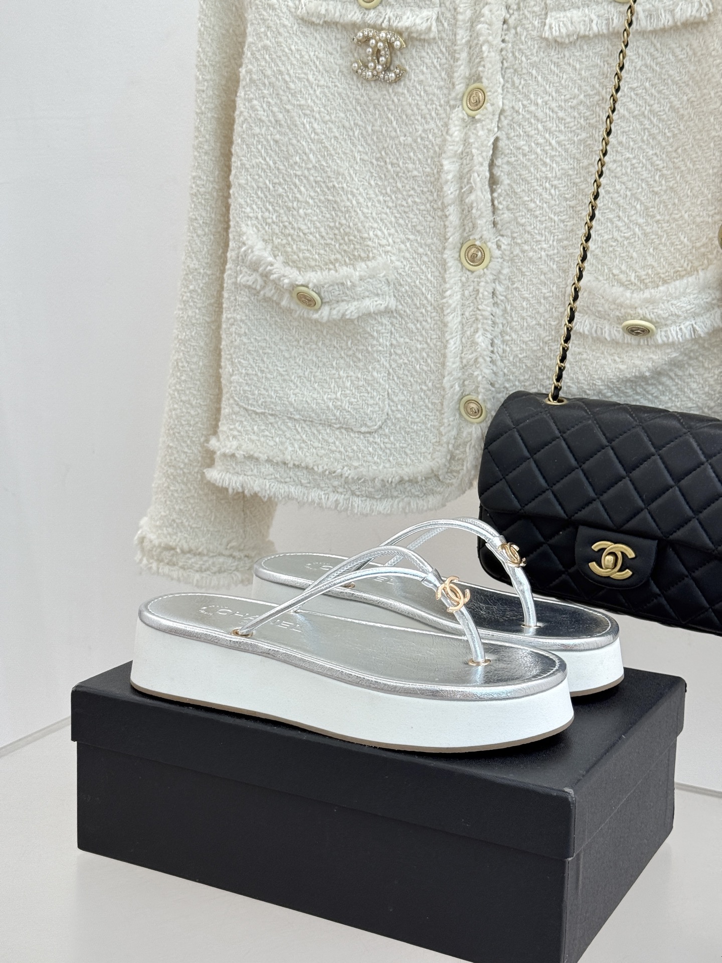 CHANE* ｜小香26P双C夹脚厚底人字拖鞋将法式优雅与夏日松弛完美相融。柔滑小羊皮包裹夹脚线条贴合脚