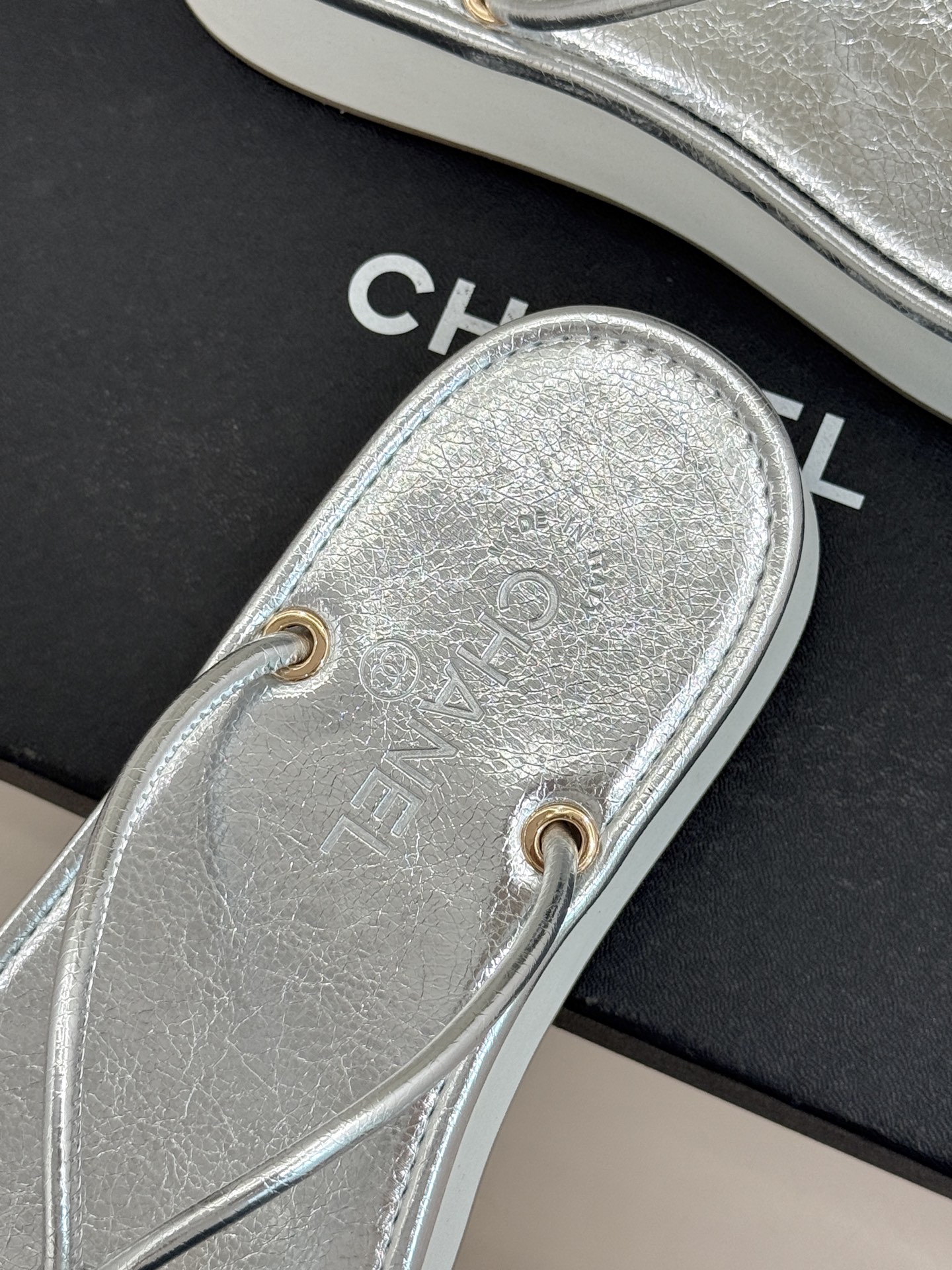 CHANE* ｜小香26P双C夹脚厚底人字拖鞋将法式优雅与夏日松弛完美相融。柔滑小羊皮包裹夹脚线条贴合脚