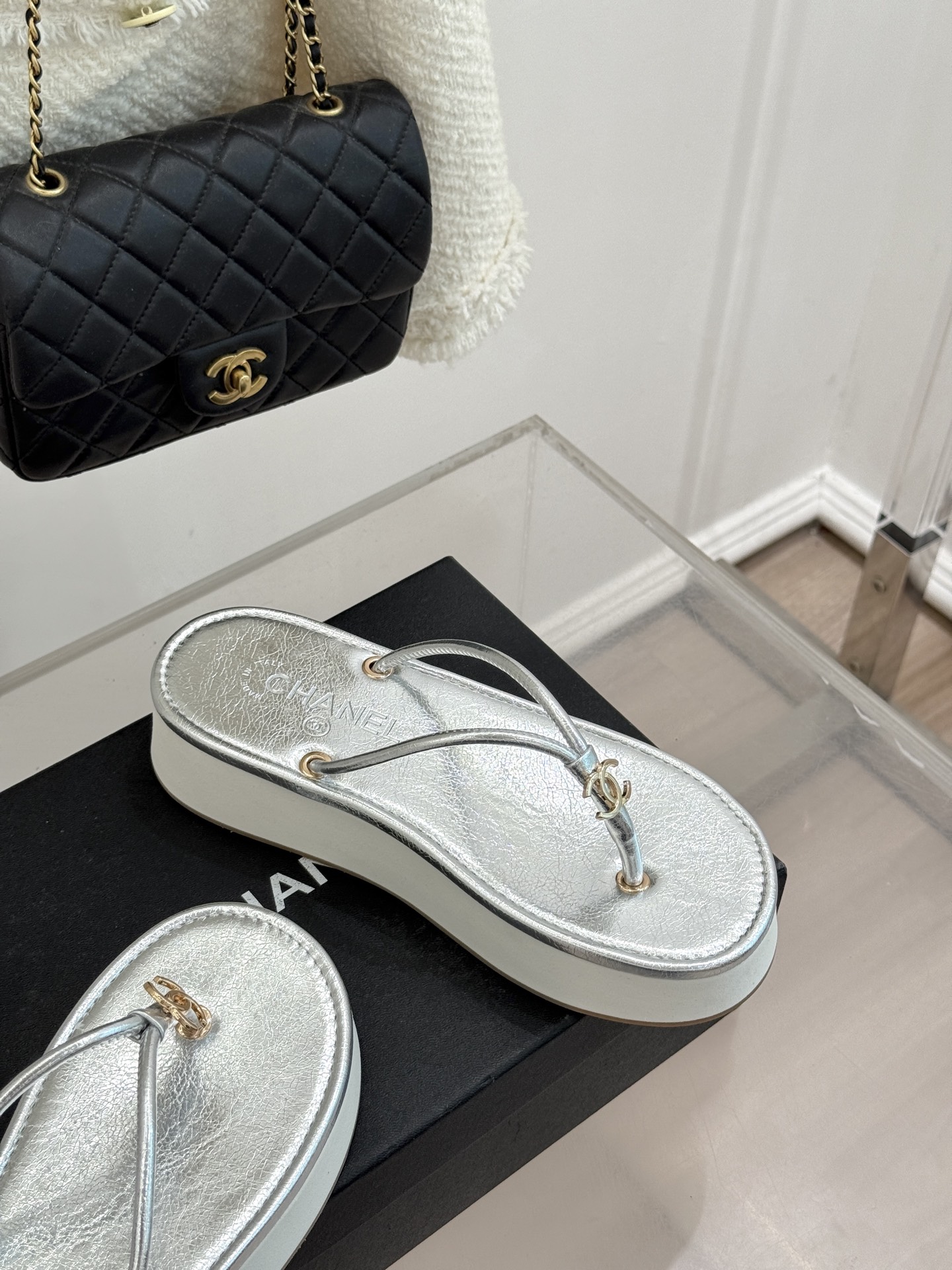 CHANE* ｜小香26P双C夹脚厚底人字拖鞋将法式优雅与夏日松弛完美相融。柔滑小羊皮包裹夹脚线条贴合脚