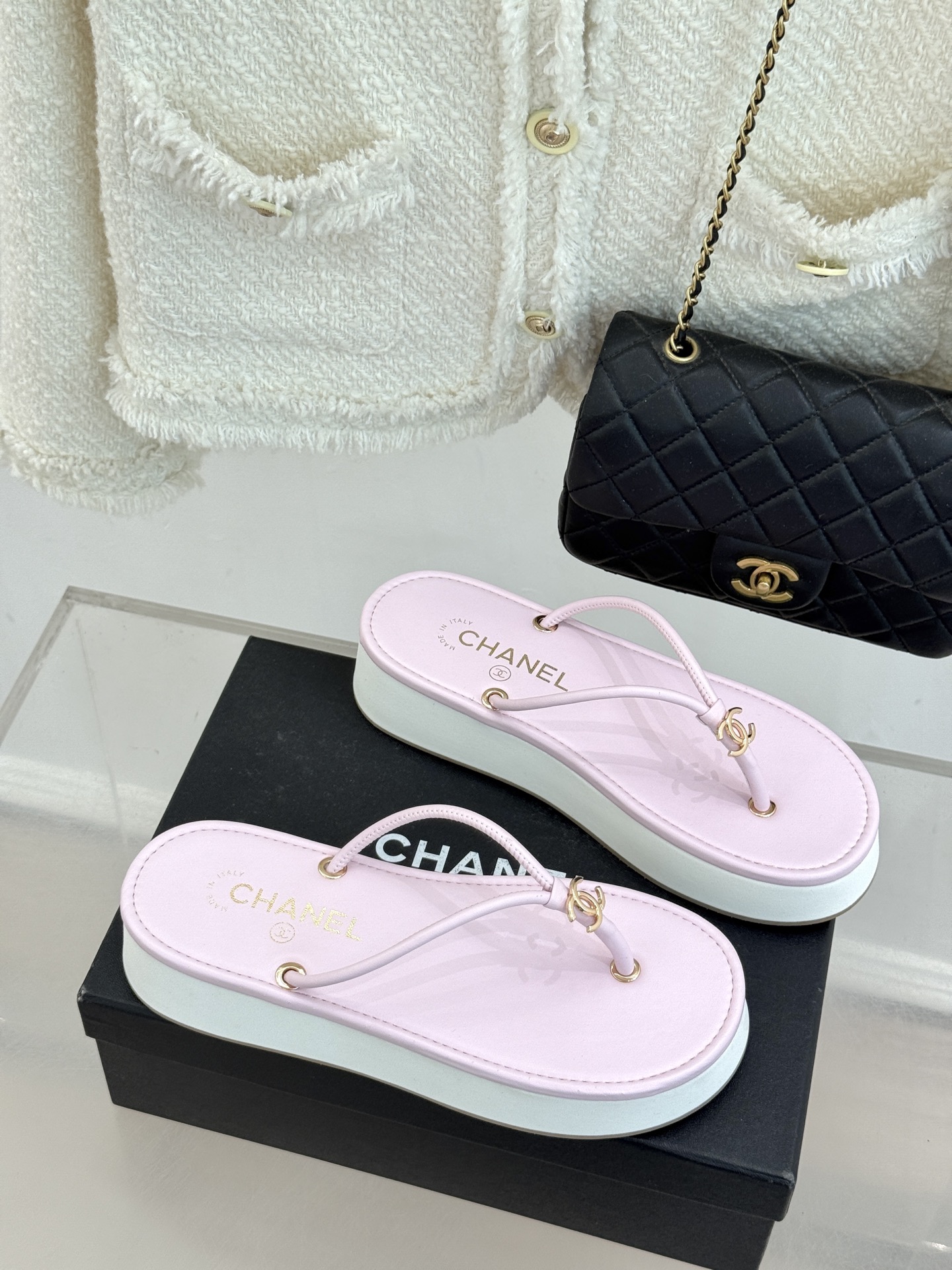 CHANE* ｜小香26P双C夹脚厚底人字拖鞋将法式优雅与夏日松弛完美相融。柔滑小羊皮包裹夹脚线条贴合脚