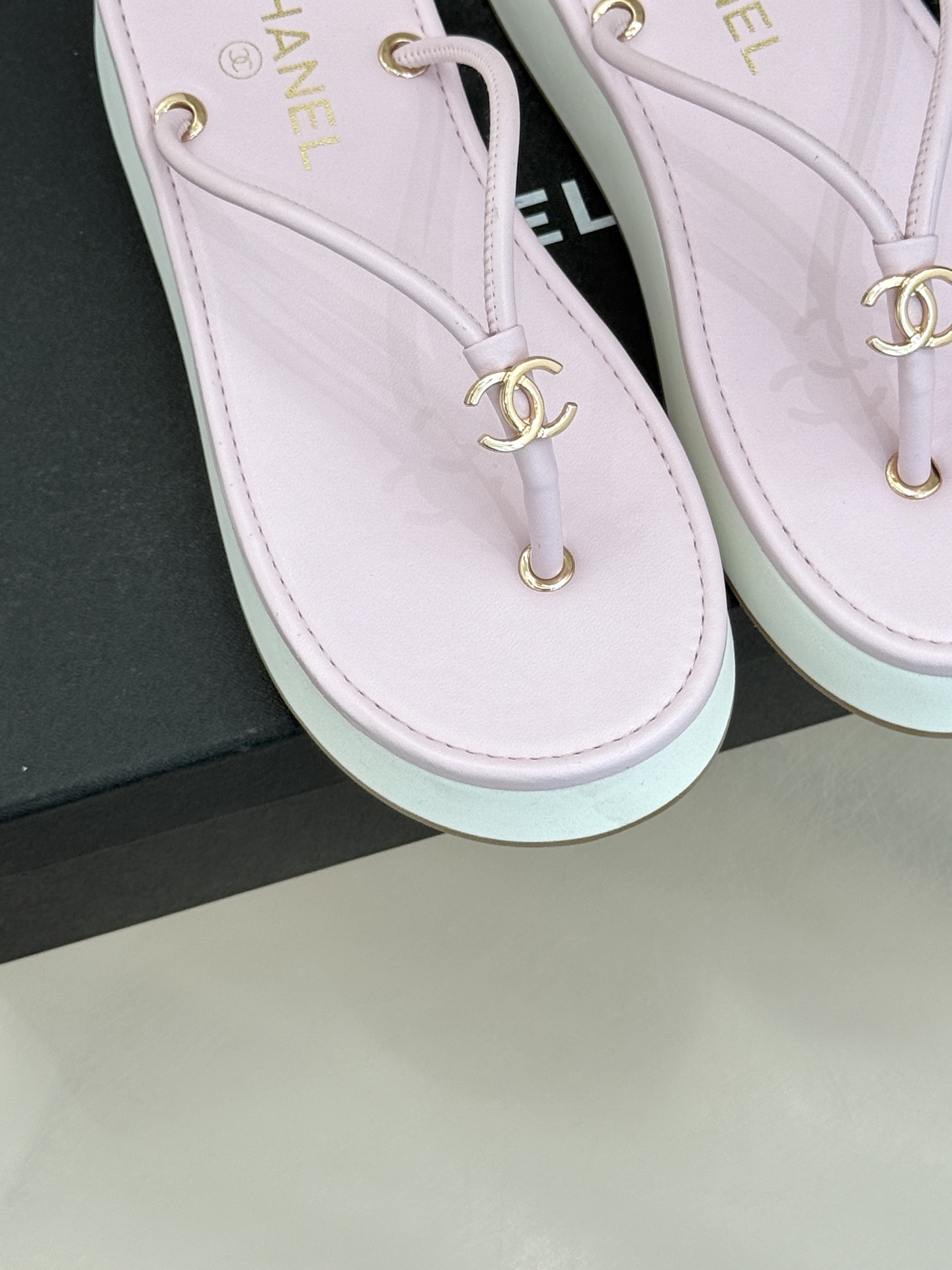 CHANE* ｜小香26P双C夹脚厚底人字拖鞋将法式优雅与夏日松弛完美相融。柔滑小羊皮包裹夹脚线条贴合脚