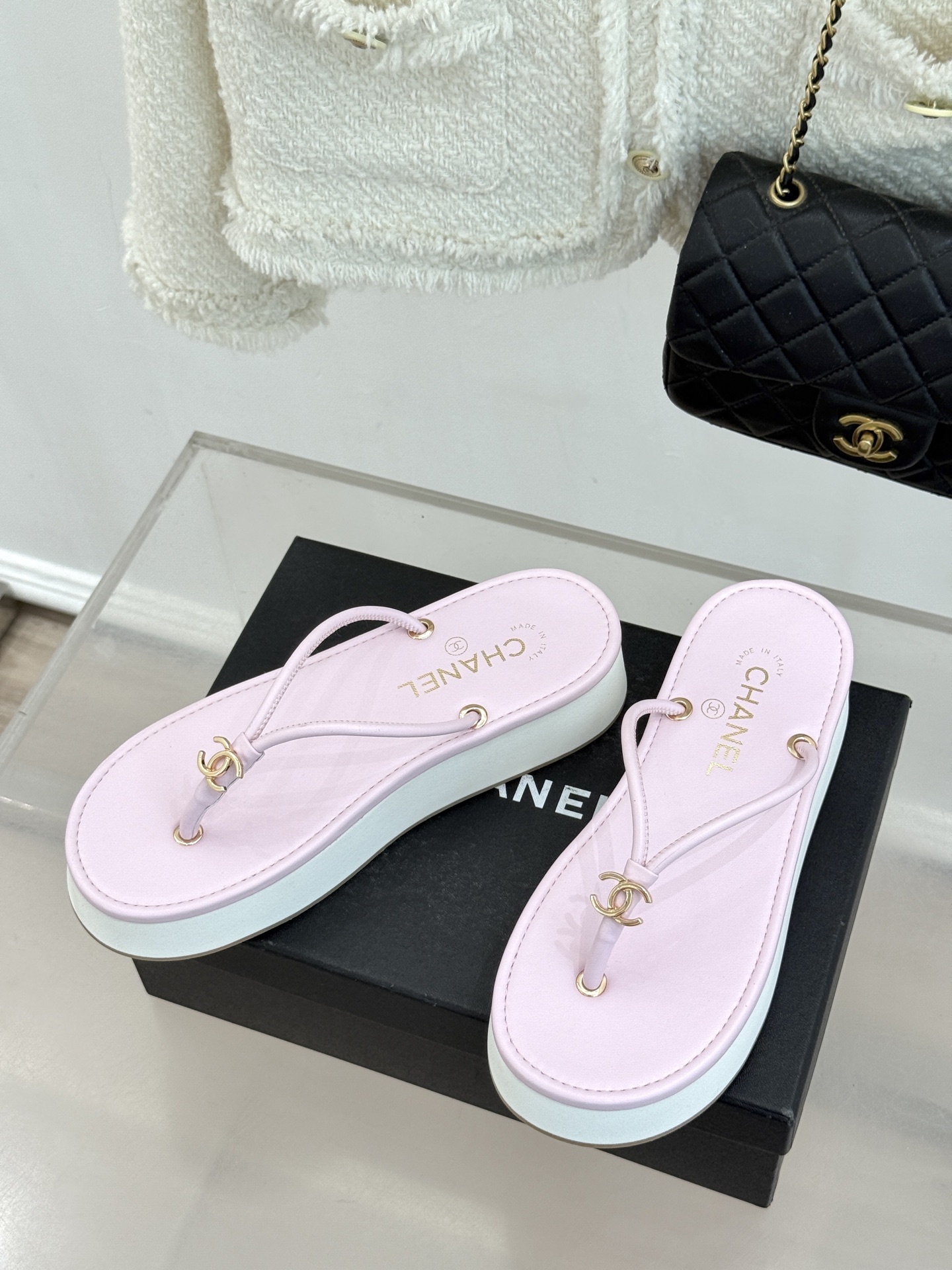 CHANE* ｜小香26P双C夹脚厚底人字拖鞋将法式优雅与夏日松弛完美相融。柔滑小羊皮包裹夹脚线条贴合脚