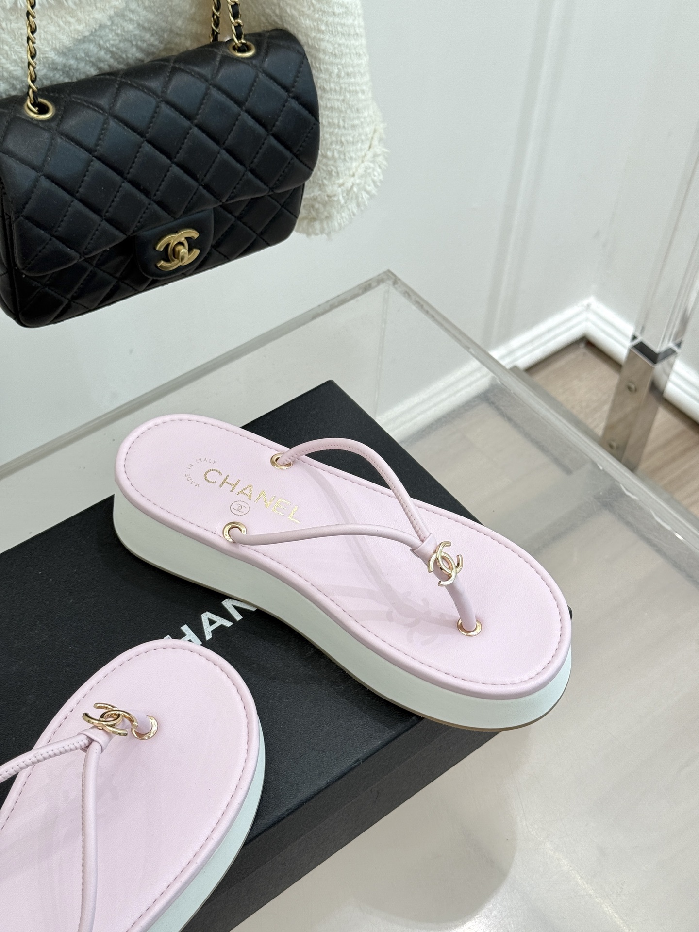 CHANE* ｜小香26P双C夹脚厚底人字拖鞋将法式优雅与夏日松弛完美相融。柔滑小羊皮包裹夹脚线条贴合脚