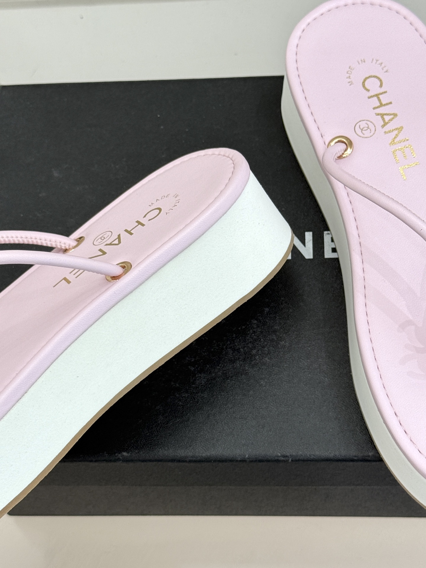 CHANE* ｜小香26P双C夹脚厚底人字拖鞋将法式优雅与夏日松弛完美相融。柔滑小羊皮包裹夹脚线条贴合脚