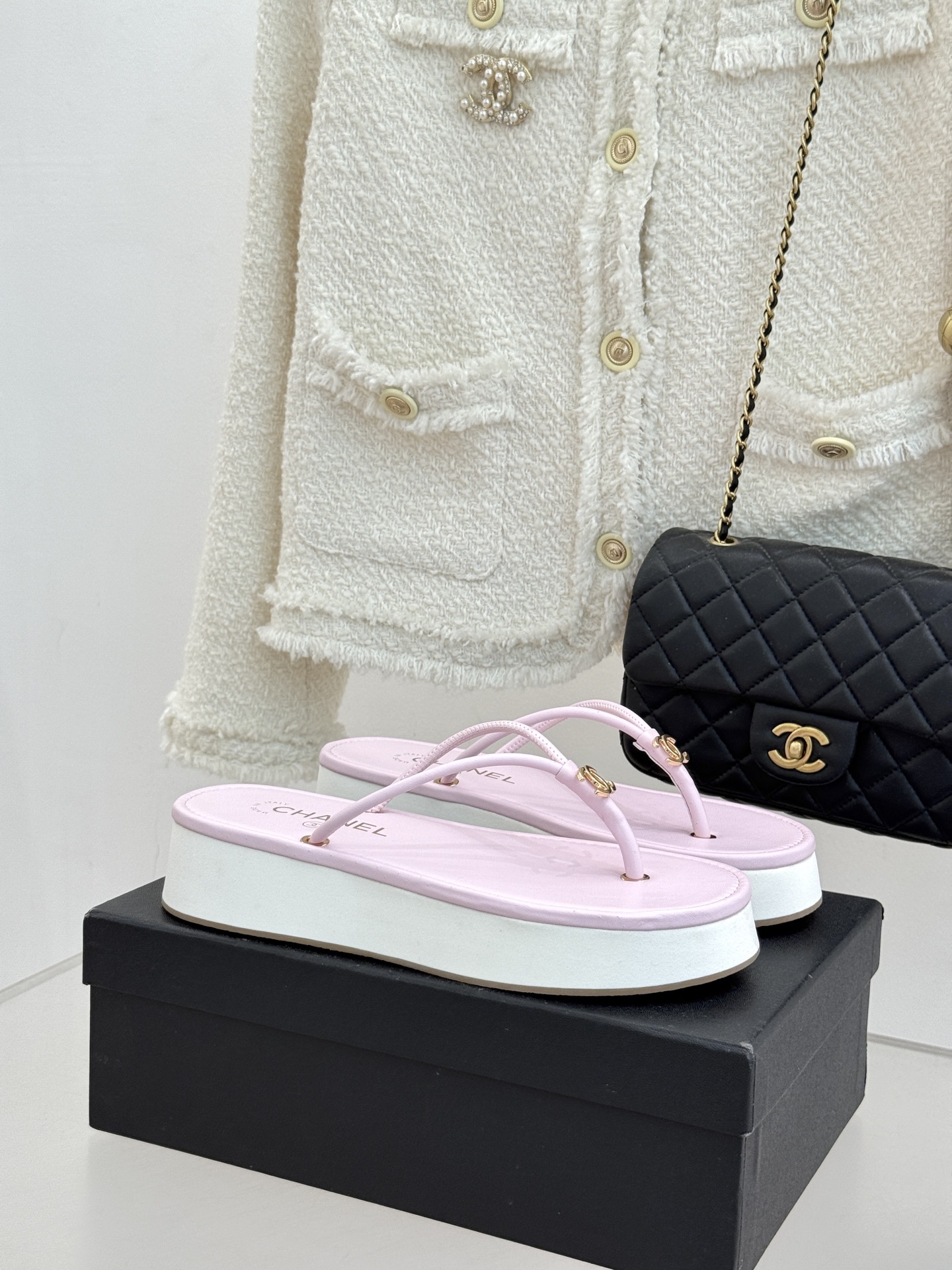 CHANE* ｜小香26P双C夹脚厚底人字拖鞋将法式优雅与夏日松弛完美相融。柔滑小羊皮包裹夹脚线条贴合脚