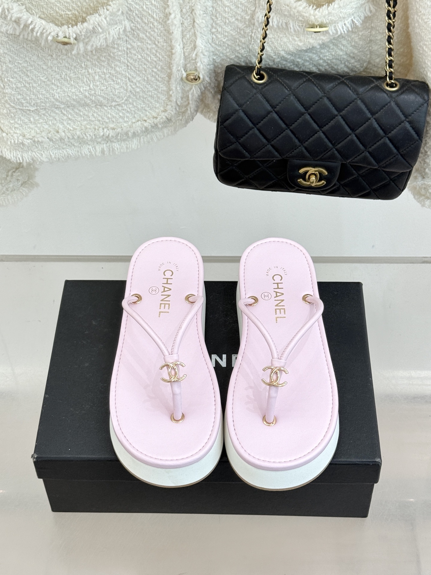 CHANE* ｜小香26P双C夹脚厚底人字拖鞋将法式优雅与夏日松弛完美相融。柔滑小羊皮包裹夹脚线条贴合脚