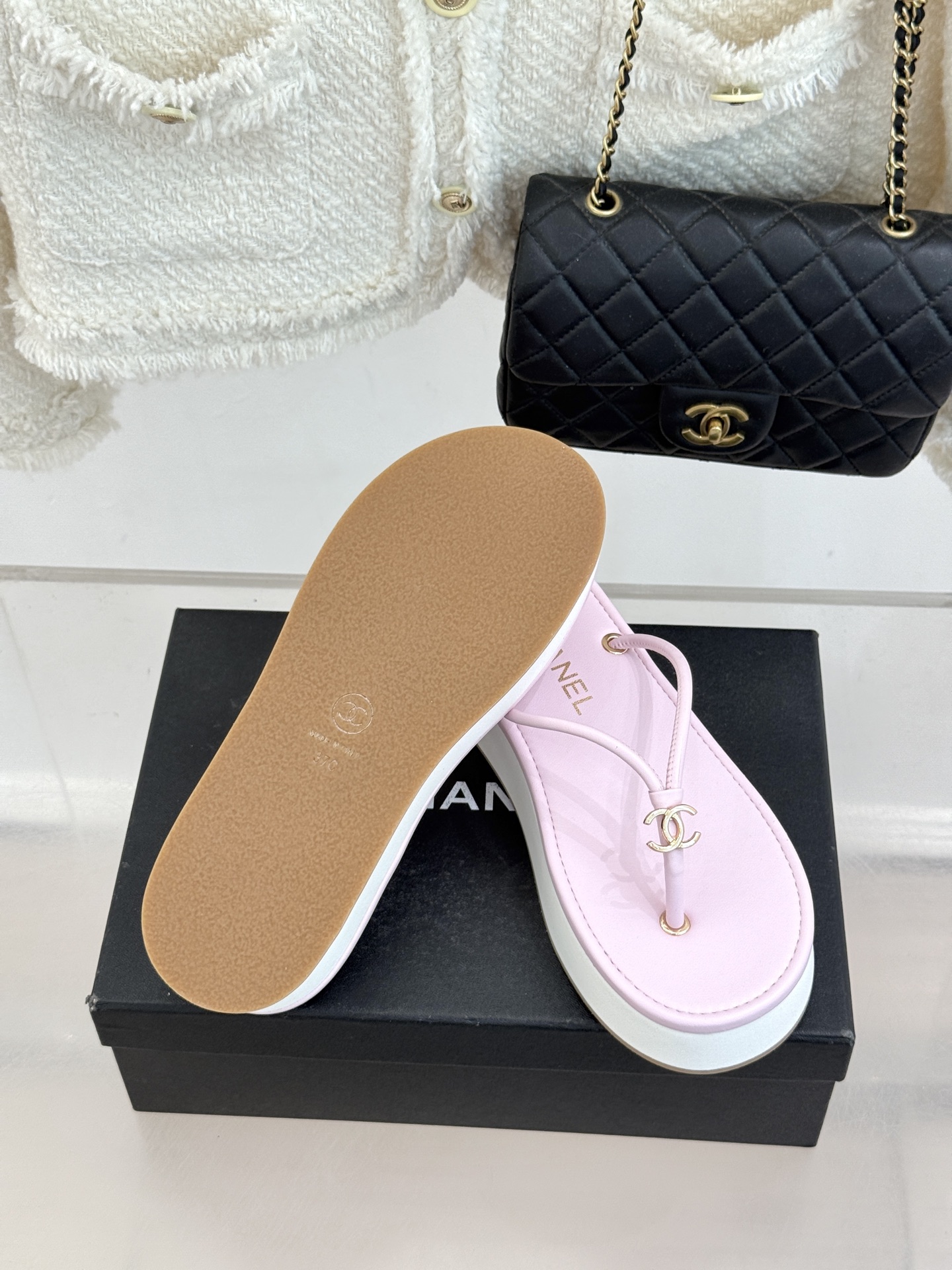 CHANE* ｜小香26P双C夹脚厚底人字拖鞋将法式优雅与夏日松弛完美相融。柔滑小羊皮包裹夹脚线条贴合脚