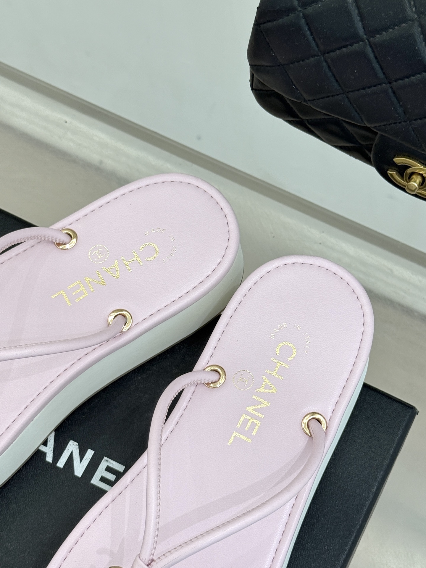 CHANE* ｜小香26P双C夹脚厚底人字拖鞋将法式优雅与夏日松弛完美相融。柔滑小羊皮包裹夹脚线条贴合脚