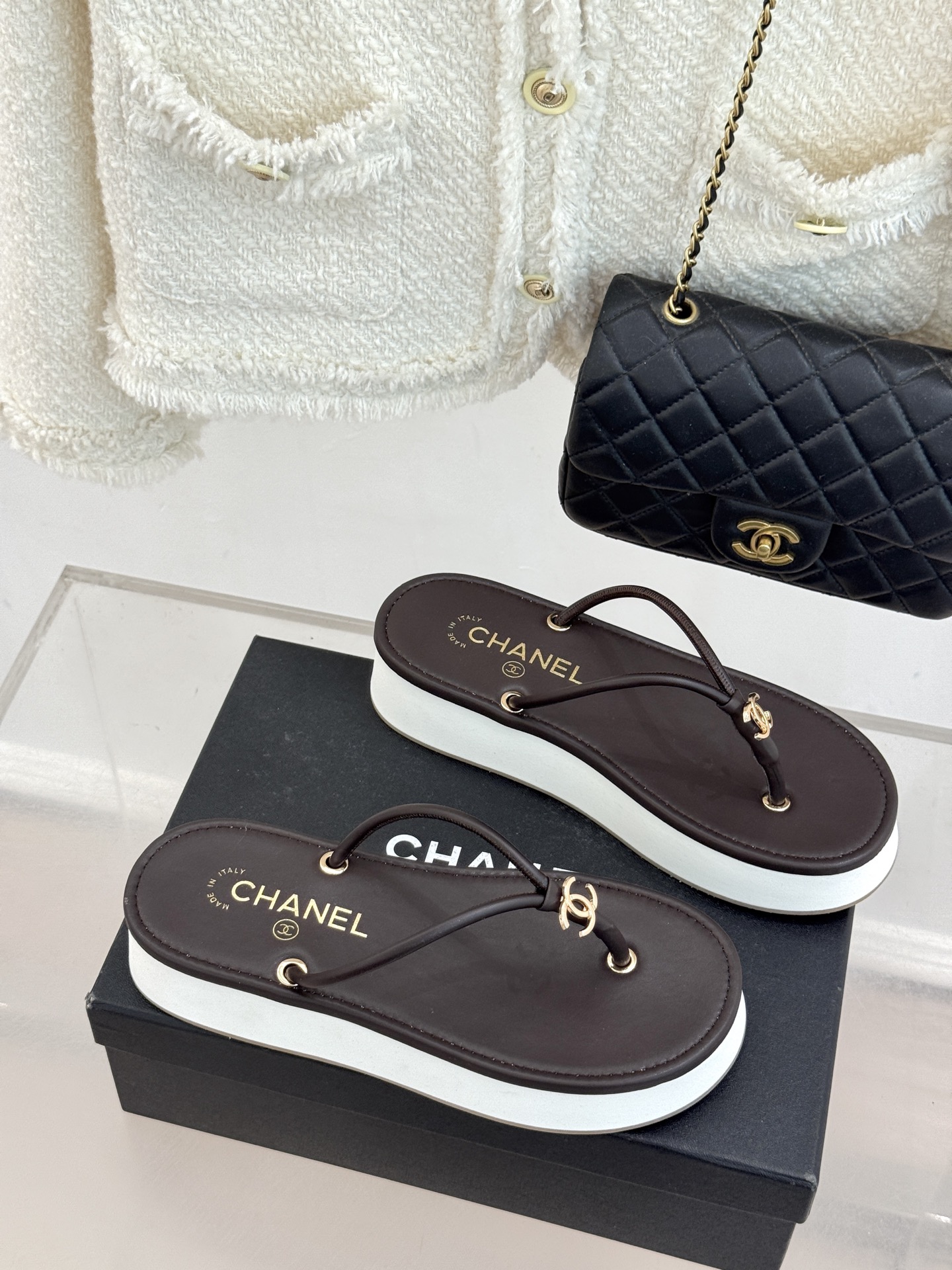 CHANE* ｜小香26P双C夹脚厚底人字拖鞋将法式优雅与夏日松弛完美相融。柔滑小羊皮包裹夹脚线条贴合脚