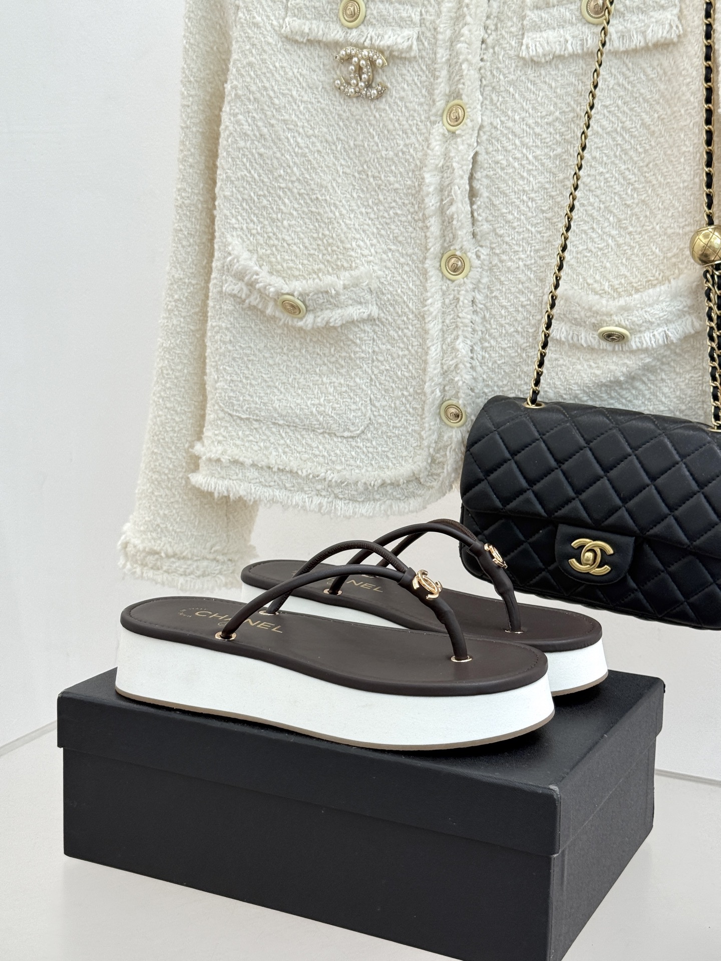 CHANE* ｜小香26P双C夹脚厚底人字拖鞋将法式优雅与夏日松弛完美相融。柔滑小羊皮包裹夹脚线条贴合脚