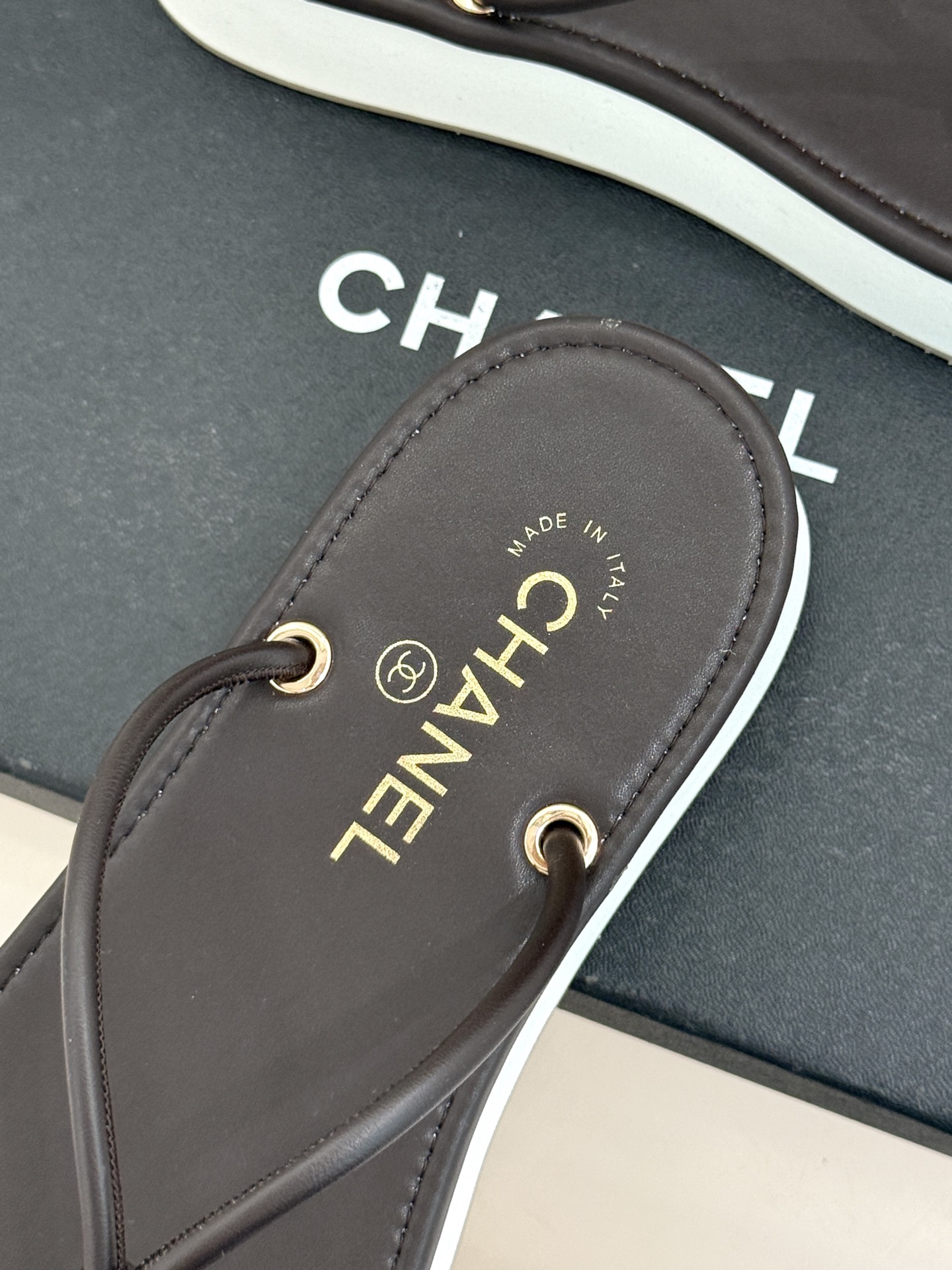 CHANE* ｜小香26P双C夹脚厚底人字拖鞋将法式优雅与夏日松弛完美相融。柔滑小羊皮包裹夹脚线条贴合脚