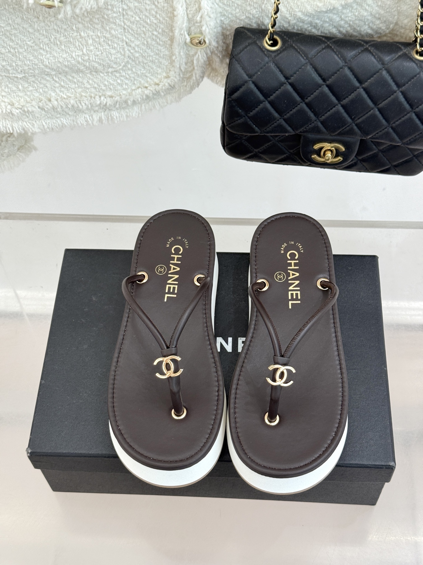 CHANE* ｜小香26P双C夹脚厚底人字拖鞋将法式优雅与夏日松弛完美相融。柔滑小羊皮包裹夹脚线条贴合脚