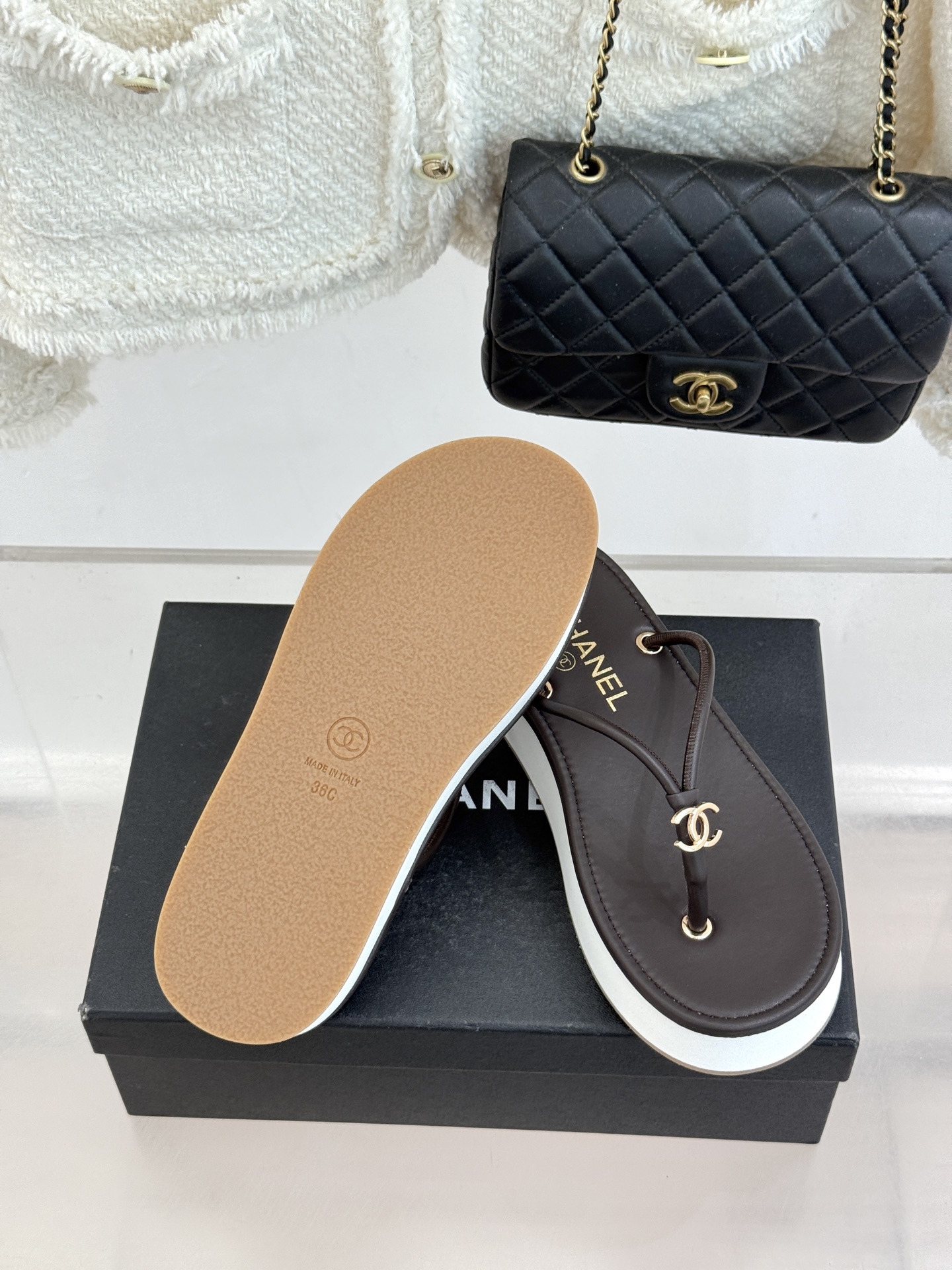 CHANE* ｜小香26P双C夹脚厚底人字拖鞋将法式优雅与夏日松弛完美相融。柔滑小羊皮包裹夹脚线条贴合脚