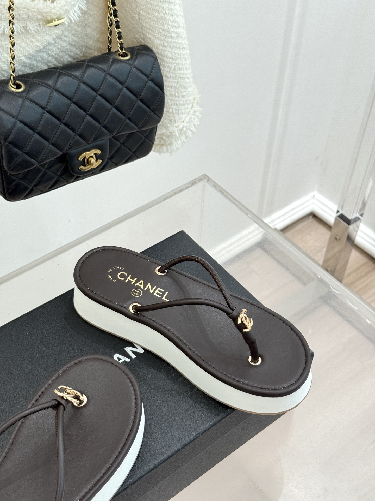 CHANE* ｜小香26P双C夹脚厚底人字拖鞋将法式优雅与夏日松弛完美相融。柔滑小羊皮包裹夹脚线条贴合脚