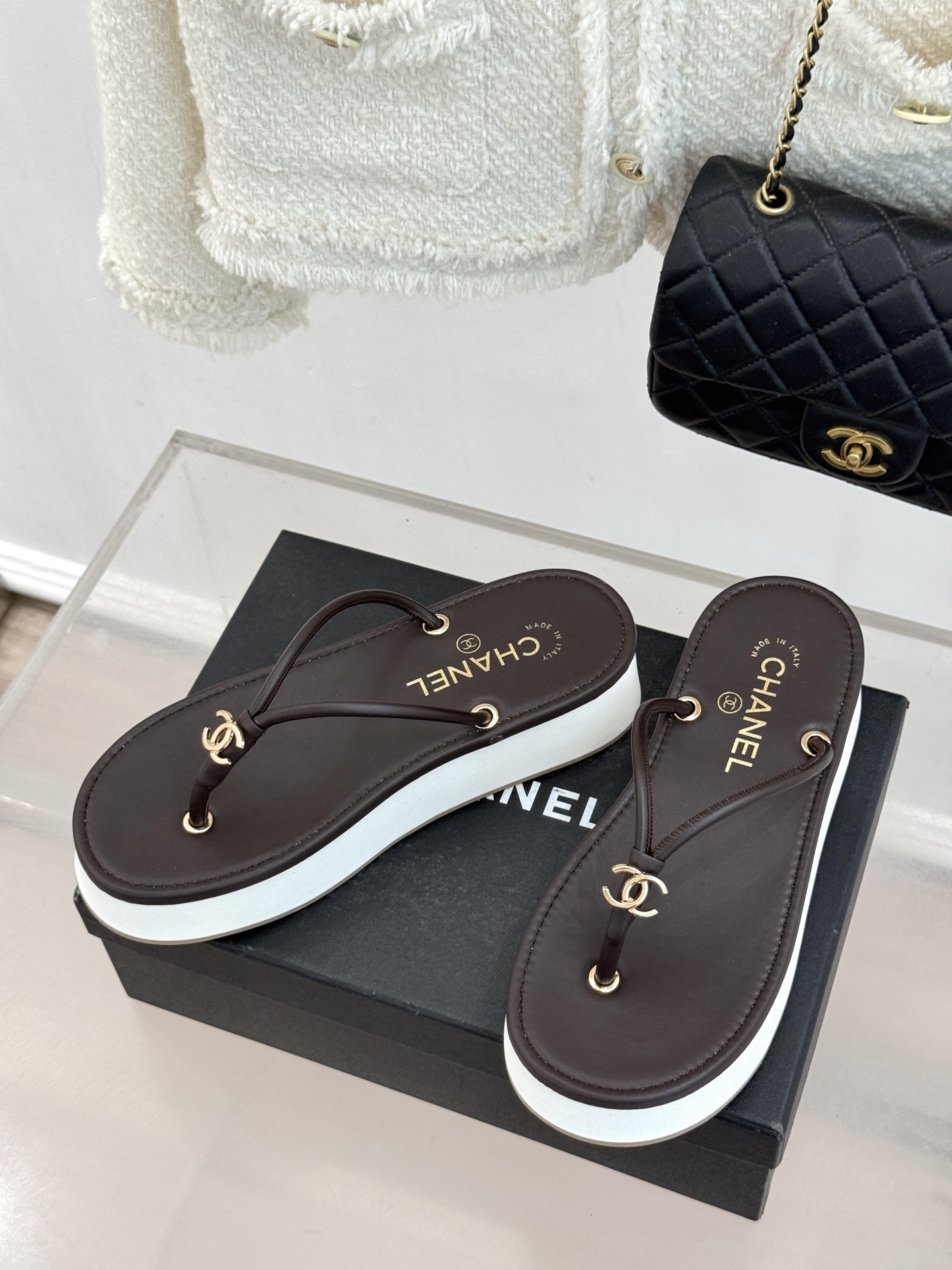 CHANE* ｜小香26P双C夹脚厚底人字拖鞋将法式优雅与夏日松弛完美相融。柔滑小羊皮包裹夹脚线条贴合脚