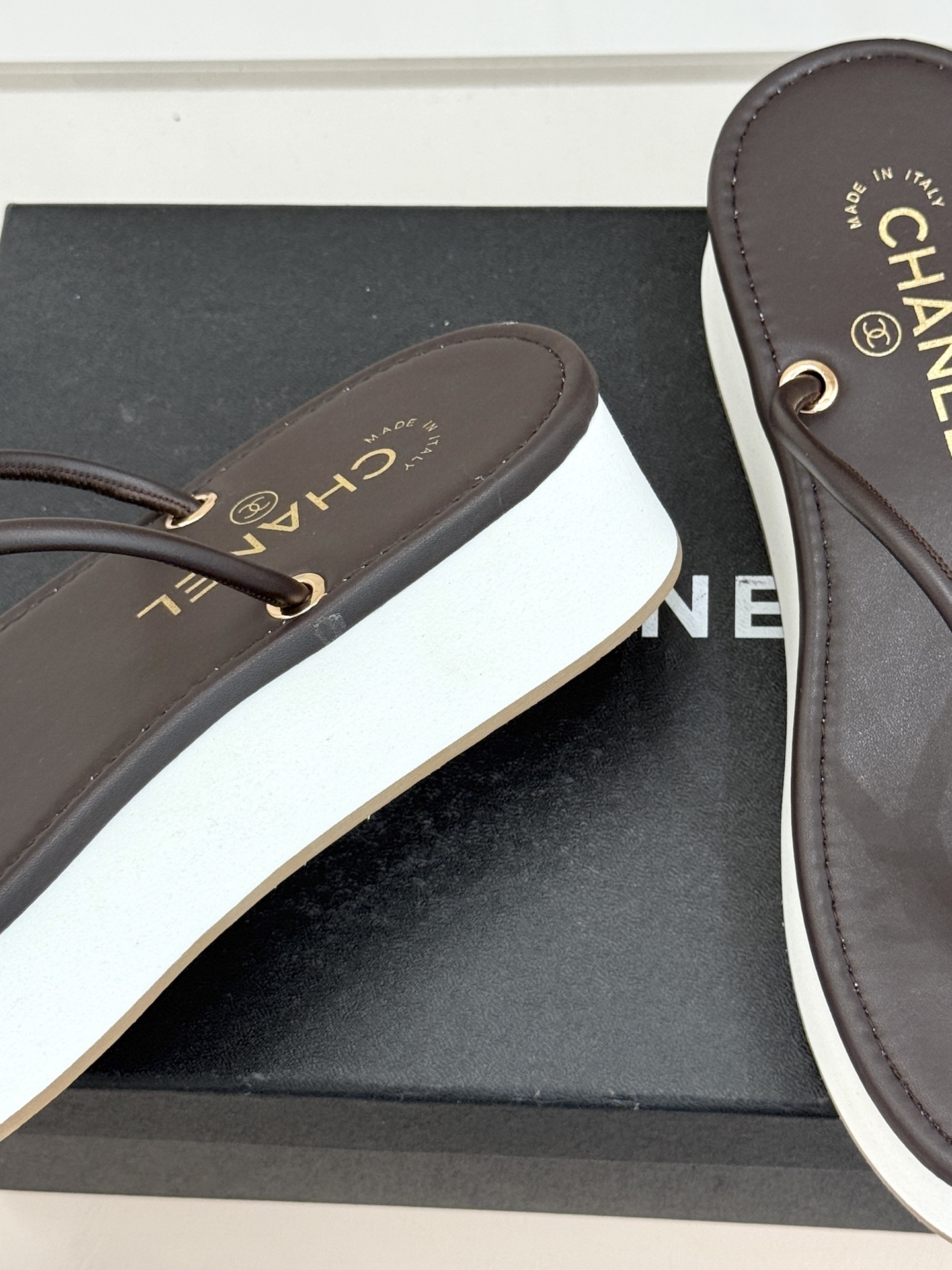 CHANE* ｜小香26P双C夹脚厚底人字拖鞋将法式优雅与夏日松弛完美相融。柔滑小羊皮包裹夹脚线条贴合脚