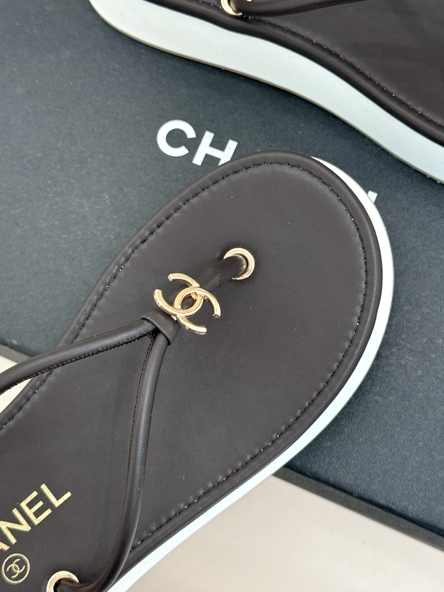 CHANE* ｜小香26P双C夹脚厚底人字拖鞋将法式优雅与夏日松弛完美相融。柔滑小羊皮包裹夹脚线条贴合脚