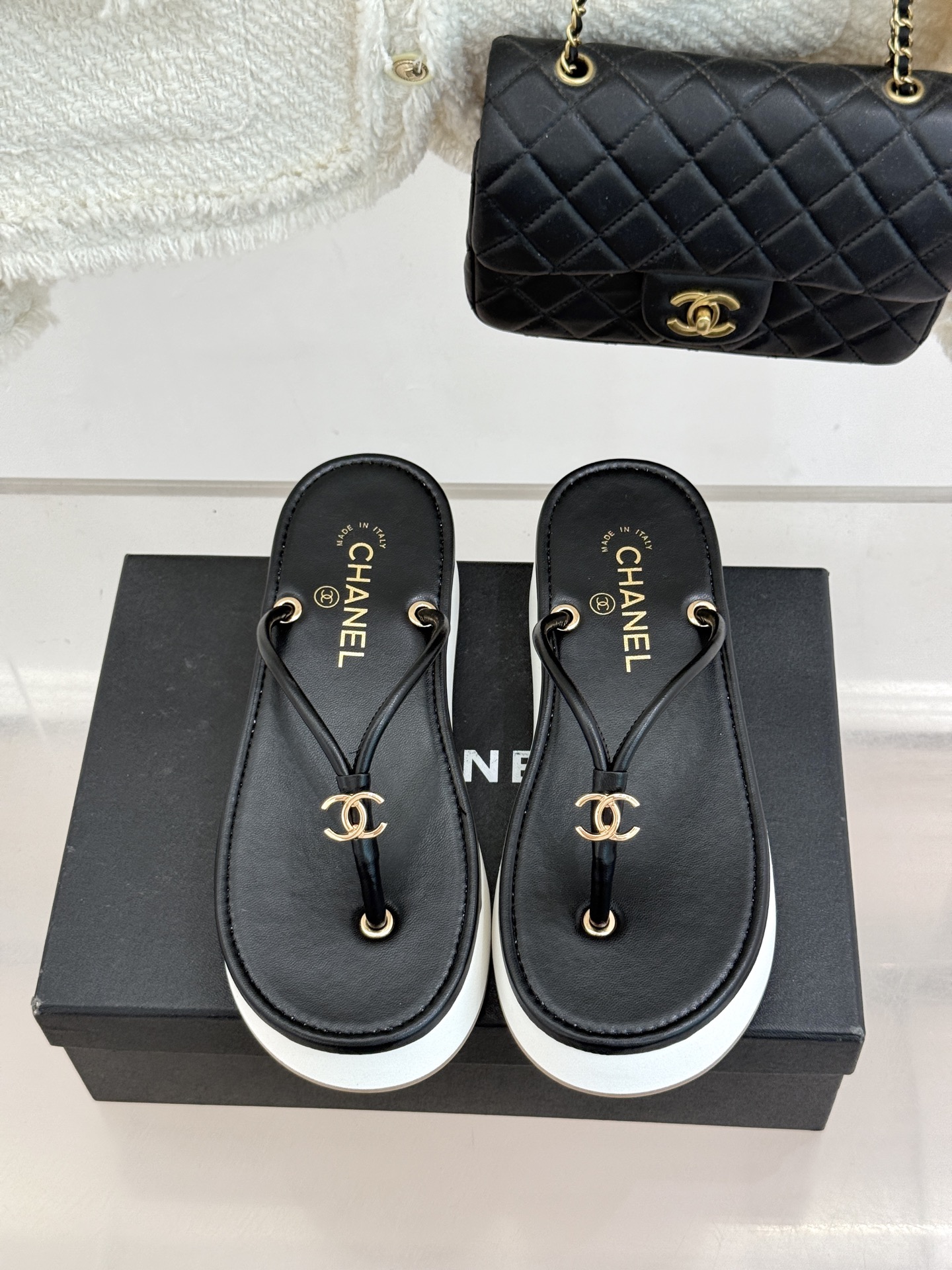 CHANE* ｜小香26P双C夹脚厚底人字拖鞋将法式优雅与夏日松弛完美相融。柔滑小羊皮包裹夹脚线条贴合脚