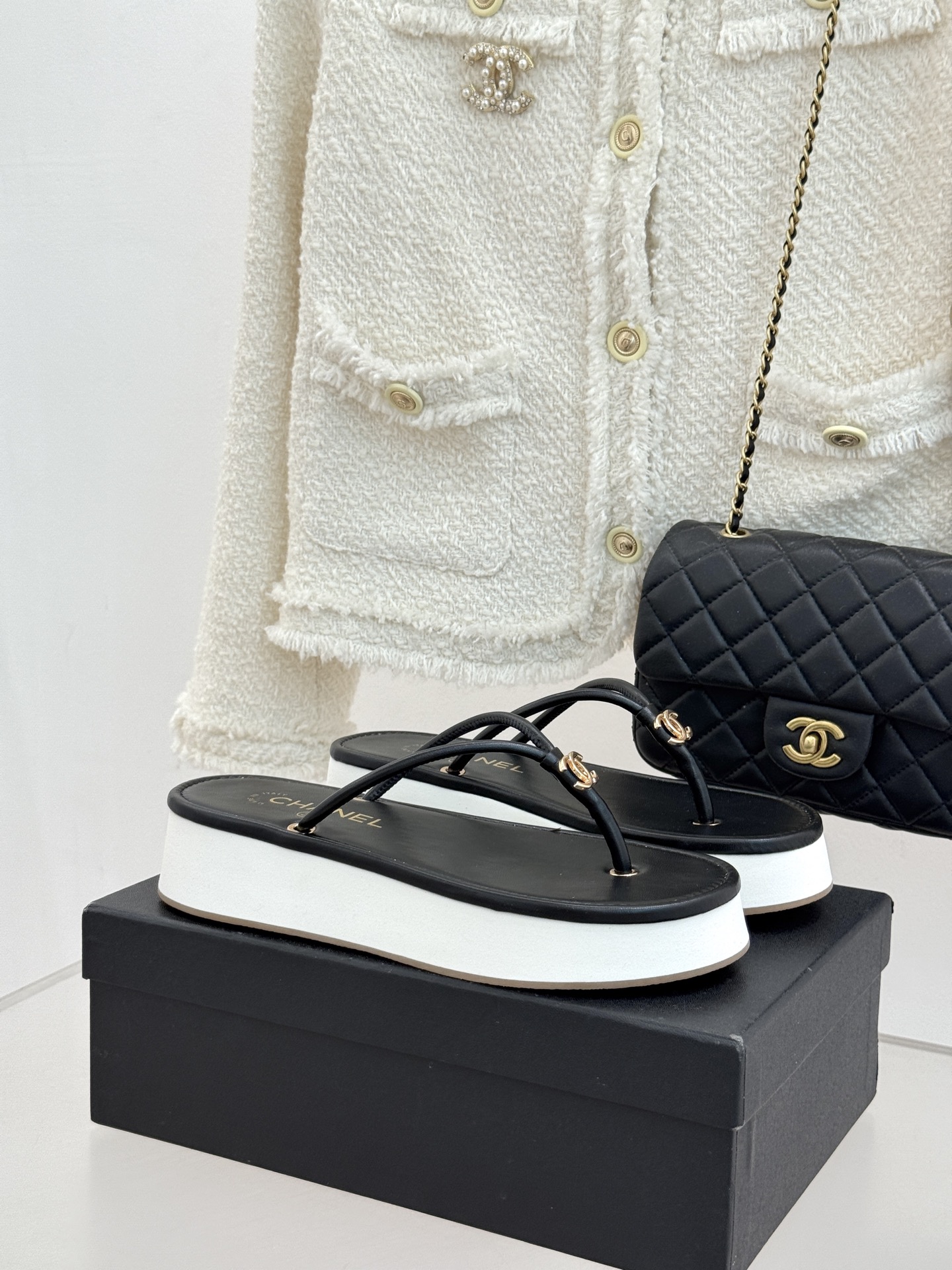 CHANE* ｜小香26P双C夹脚厚底人字拖鞋将法式优雅与夏日松弛完美相融。柔滑小羊皮包裹夹脚线条贴合脚