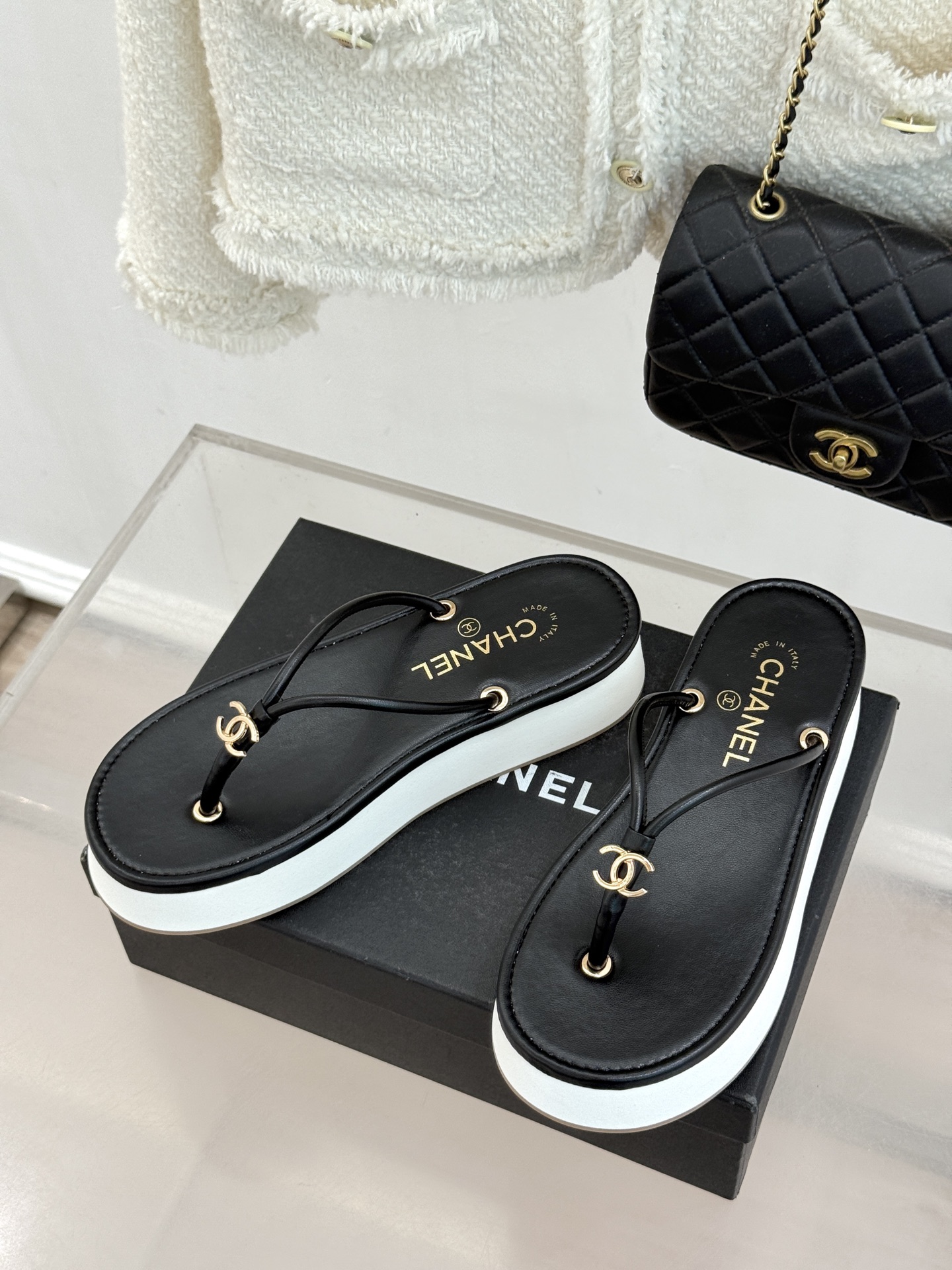 CHANE* ｜小香26P双C夹脚厚底人字拖鞋将法式优雅与夏日松弛完美相融。柔滑小羊皮包裹夹脚线条贴合脚