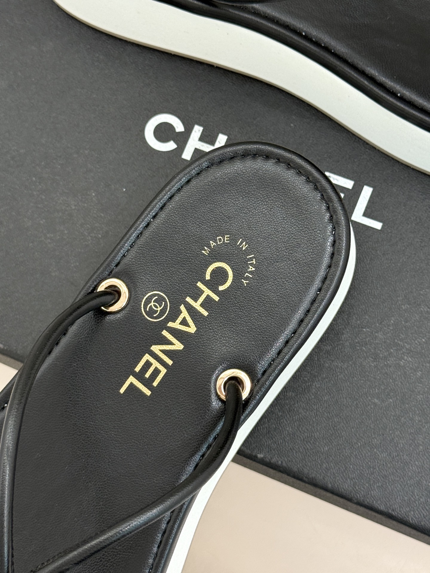 CHANE* ｜小香26P双C夹脚厚底人字拖鞋将法式优雅与夏日松弛完美相融。柔滑小羊皮包裹夹脚线条贴合脚