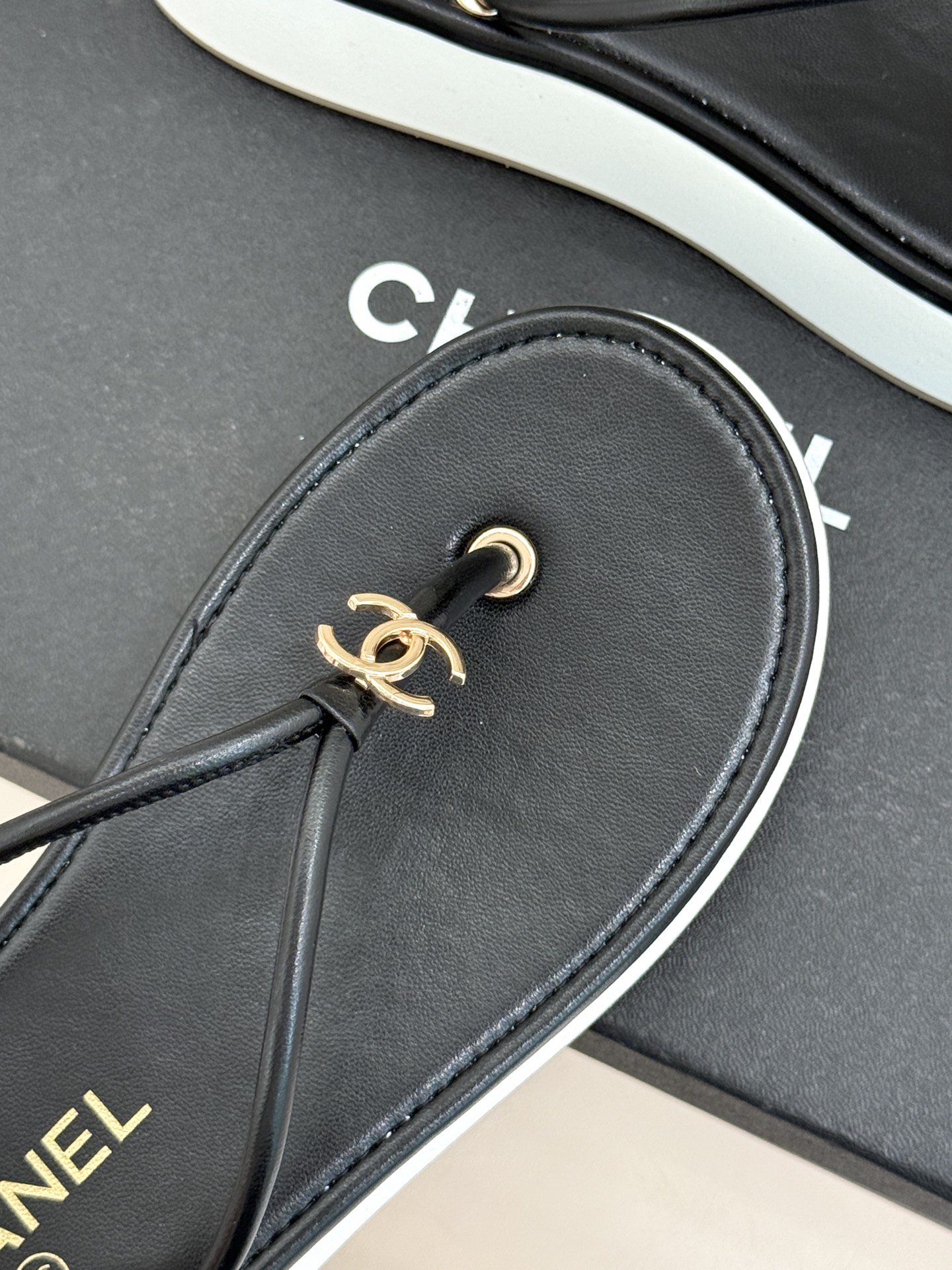 CHANE* ｜小香26P双C夹脚厚底人字拖鞋将法式优雅与夏日松弛完美相融。柔滑小羊皮包裹夹脚线条贴合脚