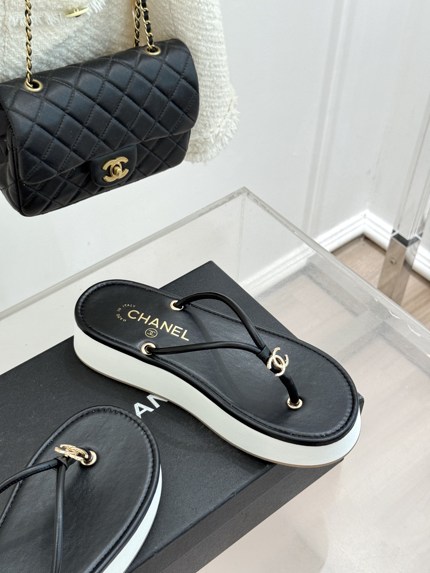 CHANE* ｜小香26P双C夹脚厚底人字拖鞋将法式优雅与夏日松弛完美相融。柔滑小羊皮包裹夹脚线条贴合脚