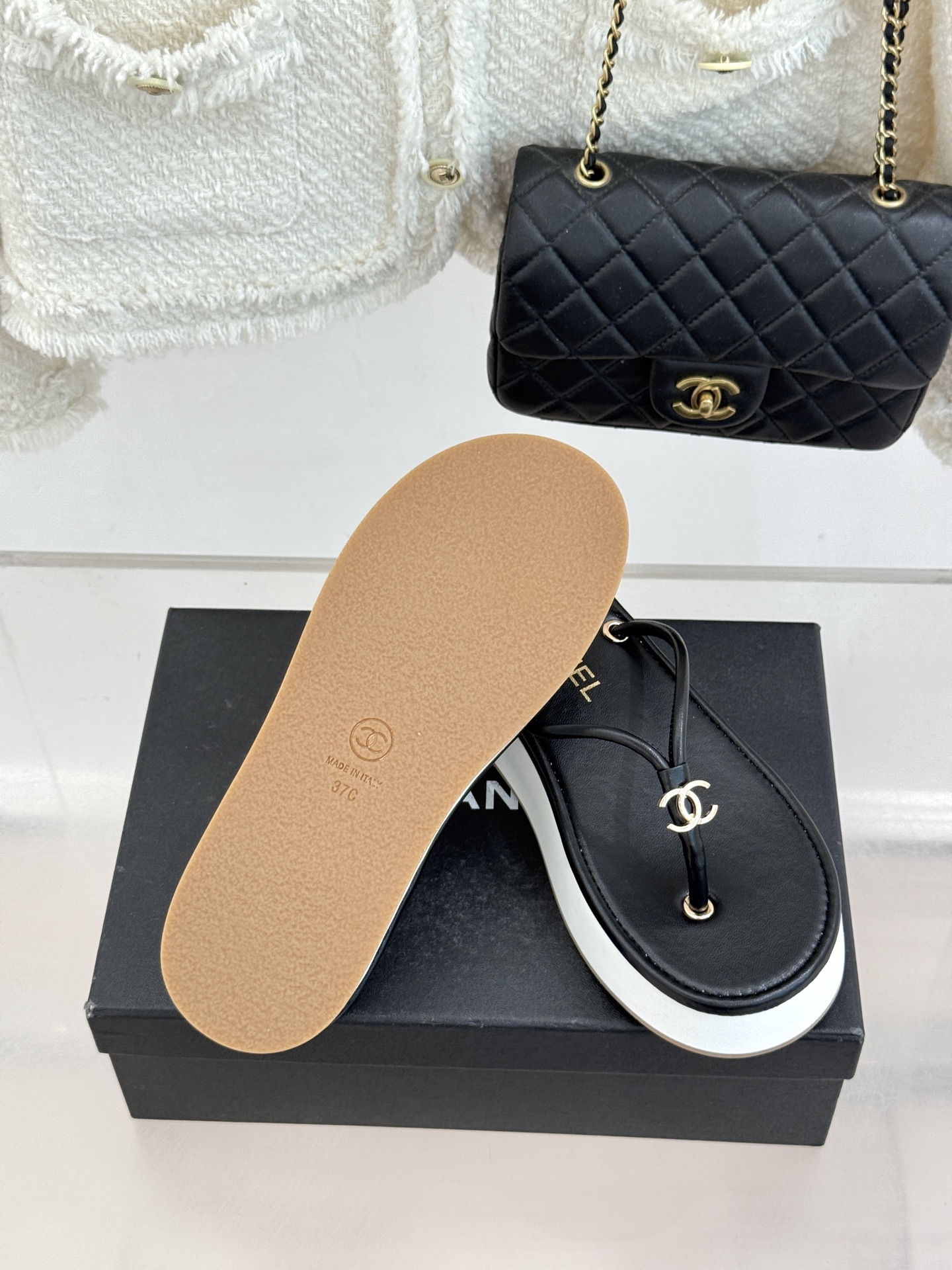 CHANE* ｜小香26P双C夹脚厚底人字拖鞋将法式优雅与夏日松弛完美相融。柔滑小羊皮包裹夹脚线条贴合脚