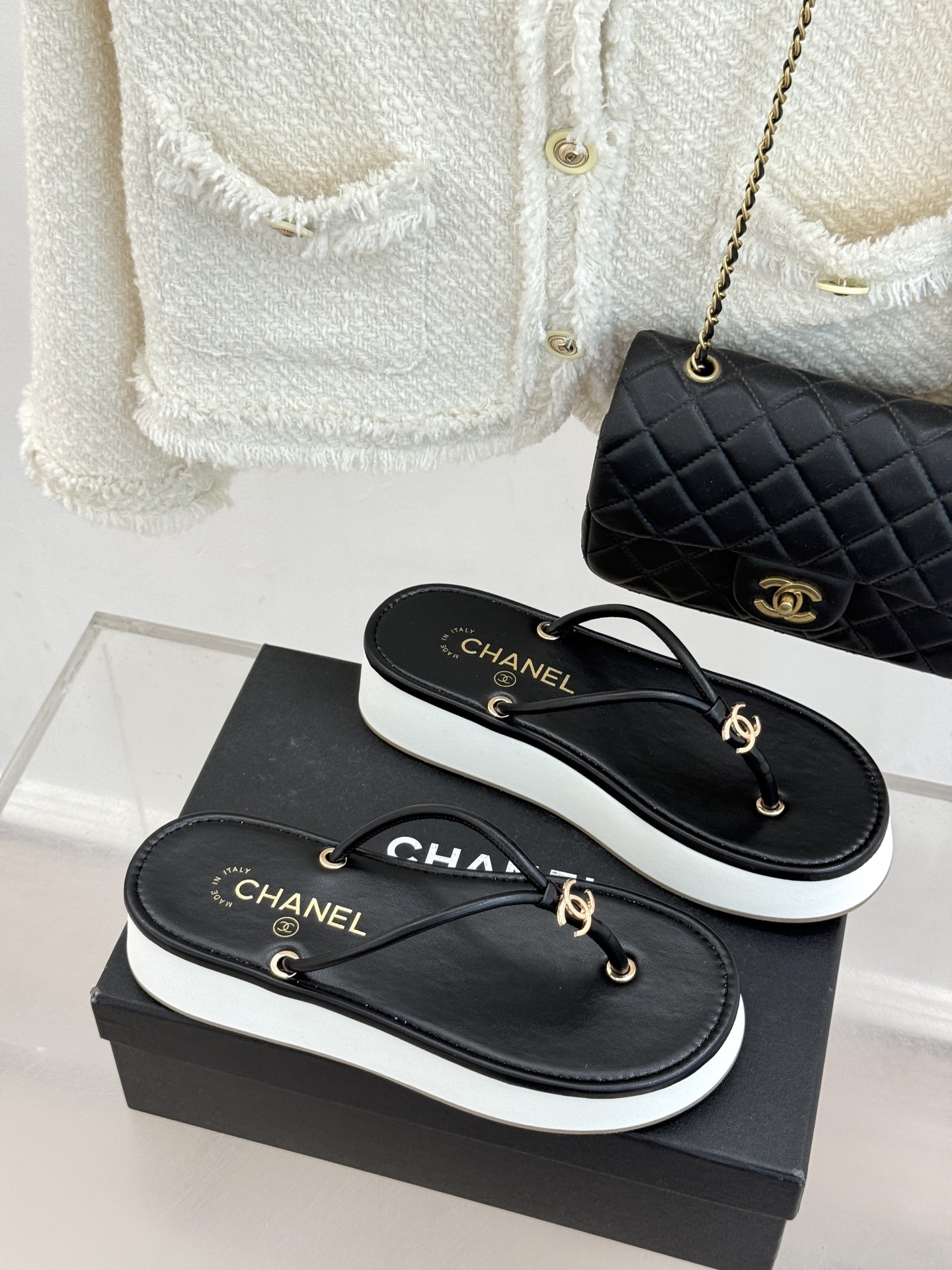 CHANE* ｜小香26P双C夹脚厚底人字拖鞋将法式优雅与夏日松弛完美相融。柔滑小羊皮包裹夹脚线条贴合脚