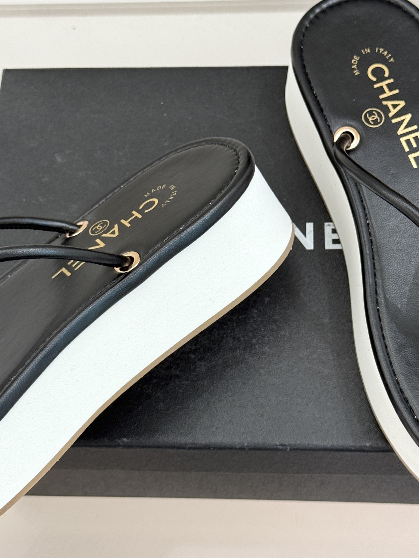 CHANE* ｜小香26P双C夹脚厚底人字拖鞋将法式优雅与夏日松弛完美相融。柔滑小羊皮包裹夹脚线条贴合脚