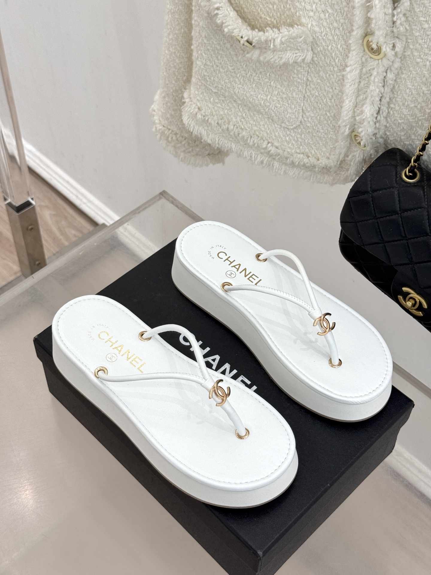 CHANE* ｜小香26P双C夹脚厚底人字拖鞋将法式优雅与夏日松弛完美相融。柔滑小羊皮包裹夹脚线条贴合脚