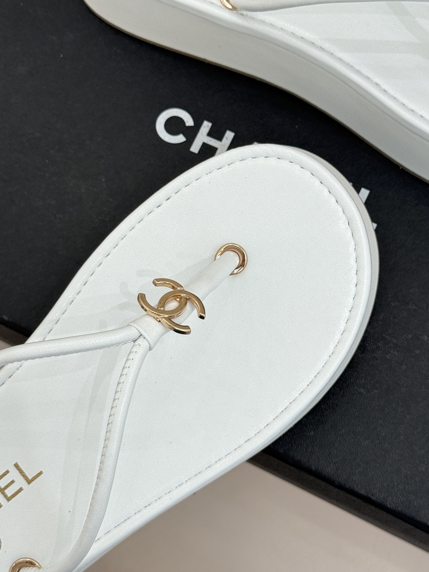 CHANE* ｜小香26P双C夹脚厚底人字拖鞋将法式优雅与夏日松弛完美相融。柔滑小羊皮包裹夹脚线条贴合脚