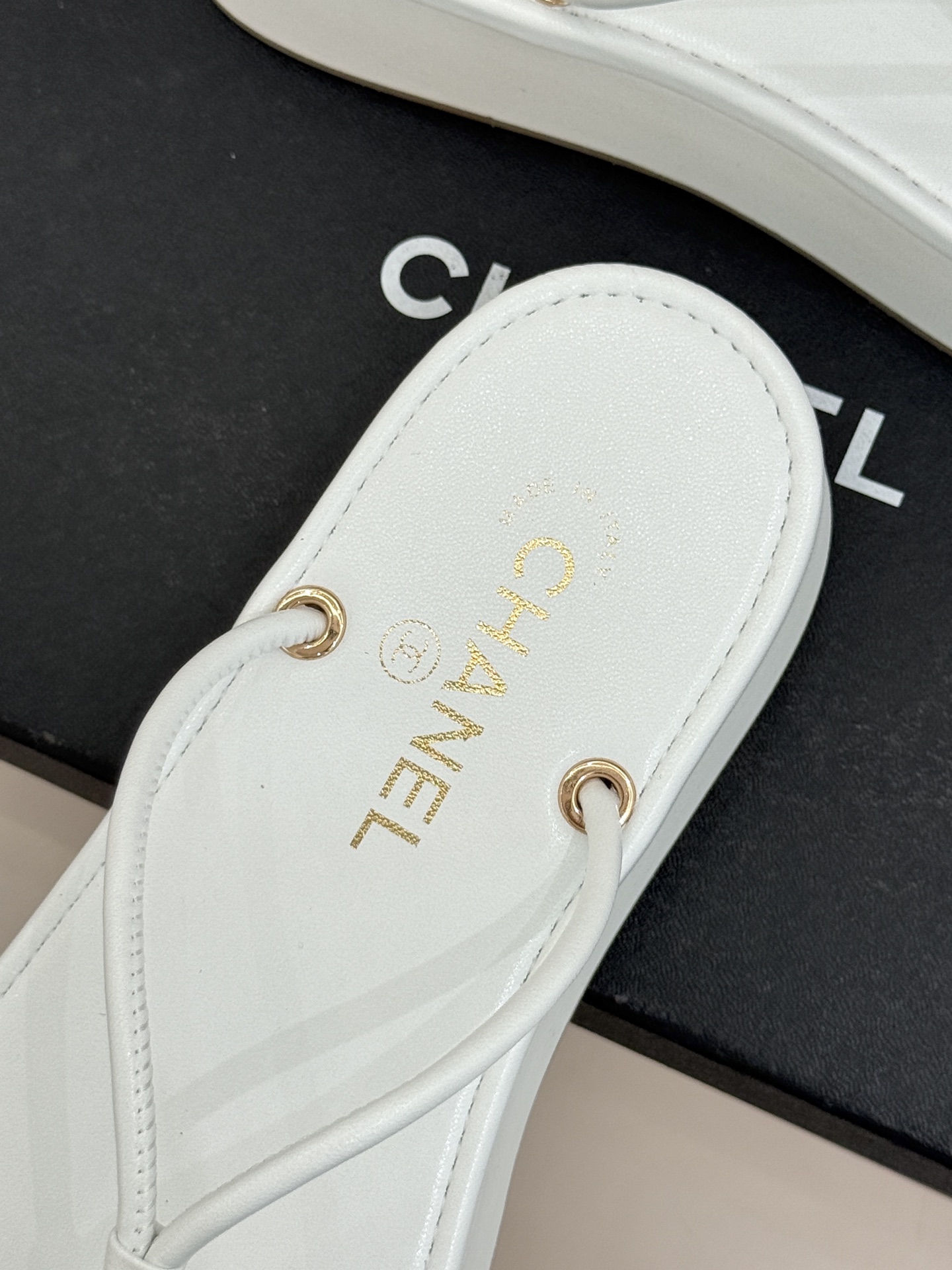 CHANE* ｜小香26P双C夹脚厚底人字拖鞋将法式优雅与夏日松弛完美相融。柔滑小羊皮包裹夹脚线条贴合脚