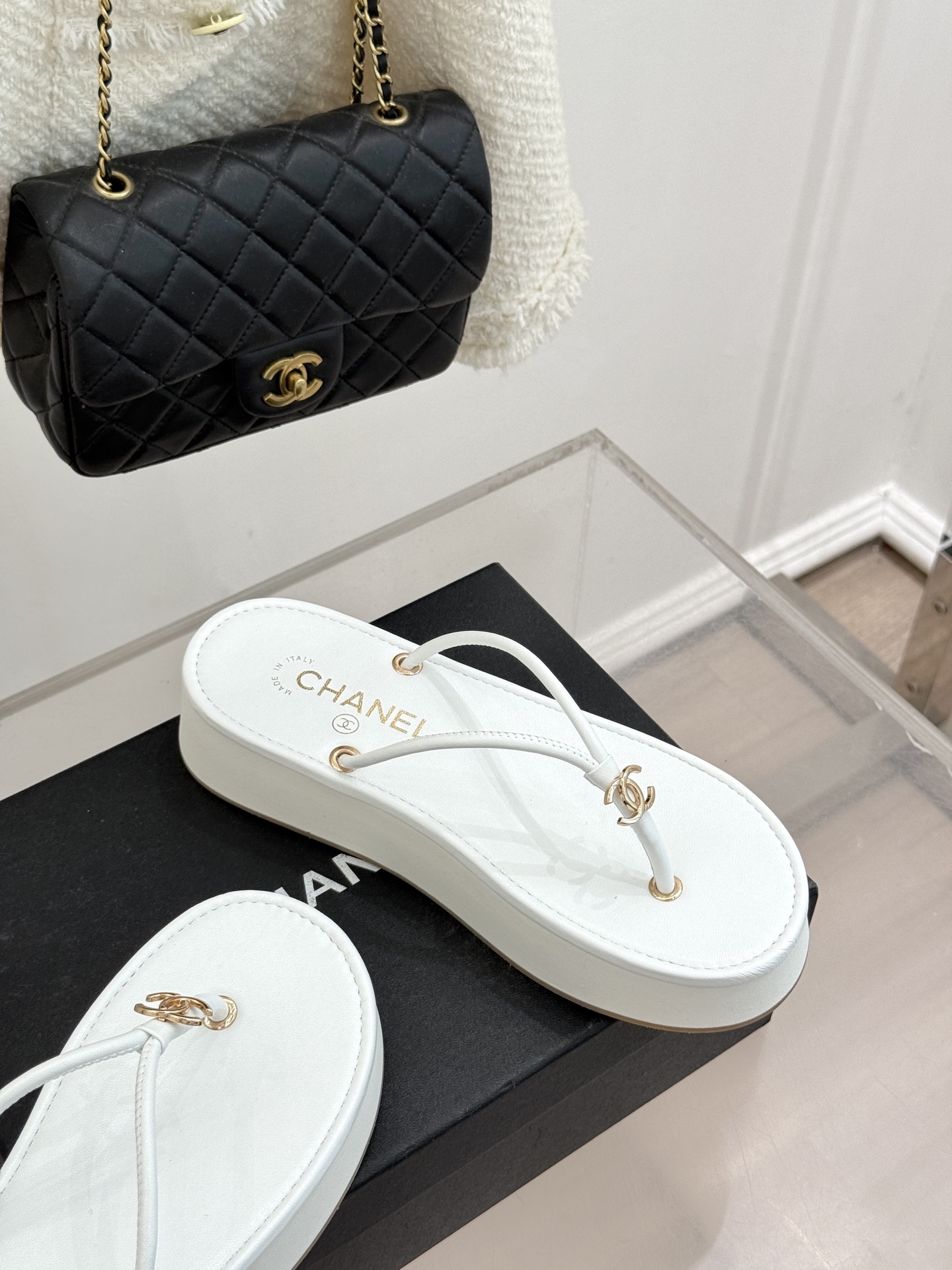 CHANE* ｜小香26P双C夹脚厚底人字拖鞋将法式优雅与夏日松弛完美相融。柔滑小羊皮包裹夹脚线条贴合脚