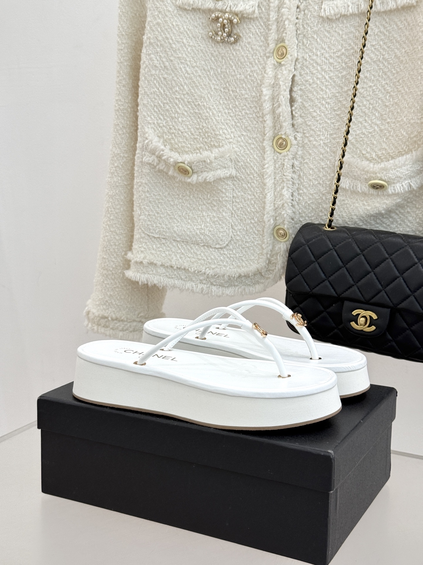 CHANE* ｜小香26P双C夹脚厚底人字拖鞋将法式优雅与夏日松弛完美相融。柔滑小羊皮包裹夹脚线条贴合脚