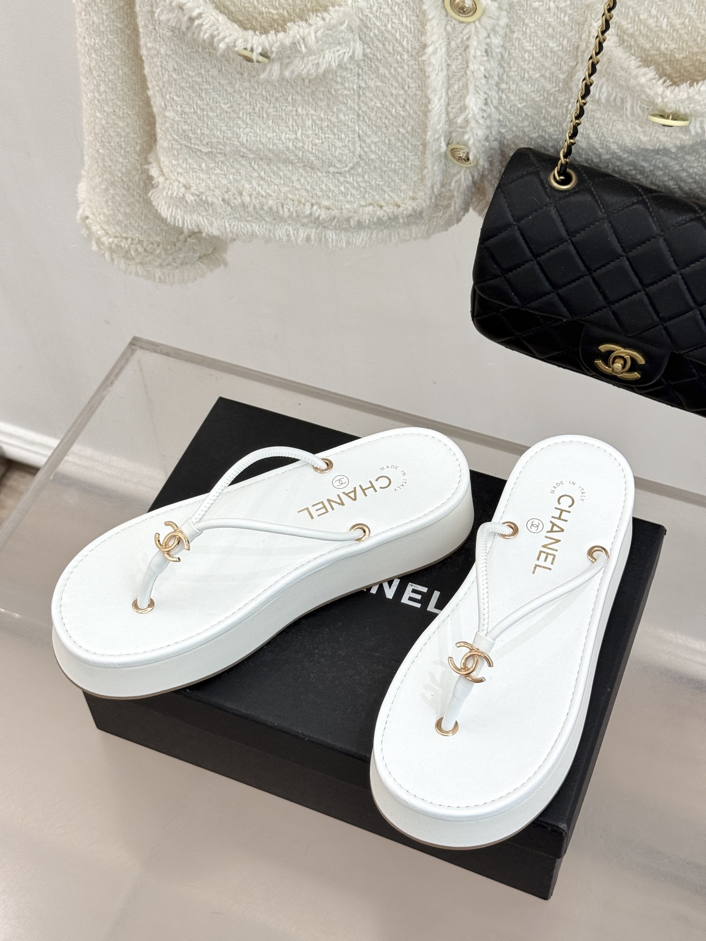 CHANE* ｜小香26P双C夹脚厚底人字拖鞋将法式优雅与夏日松弛完美相融。柔滑小羊皮包裹夹脚线条贴合脚