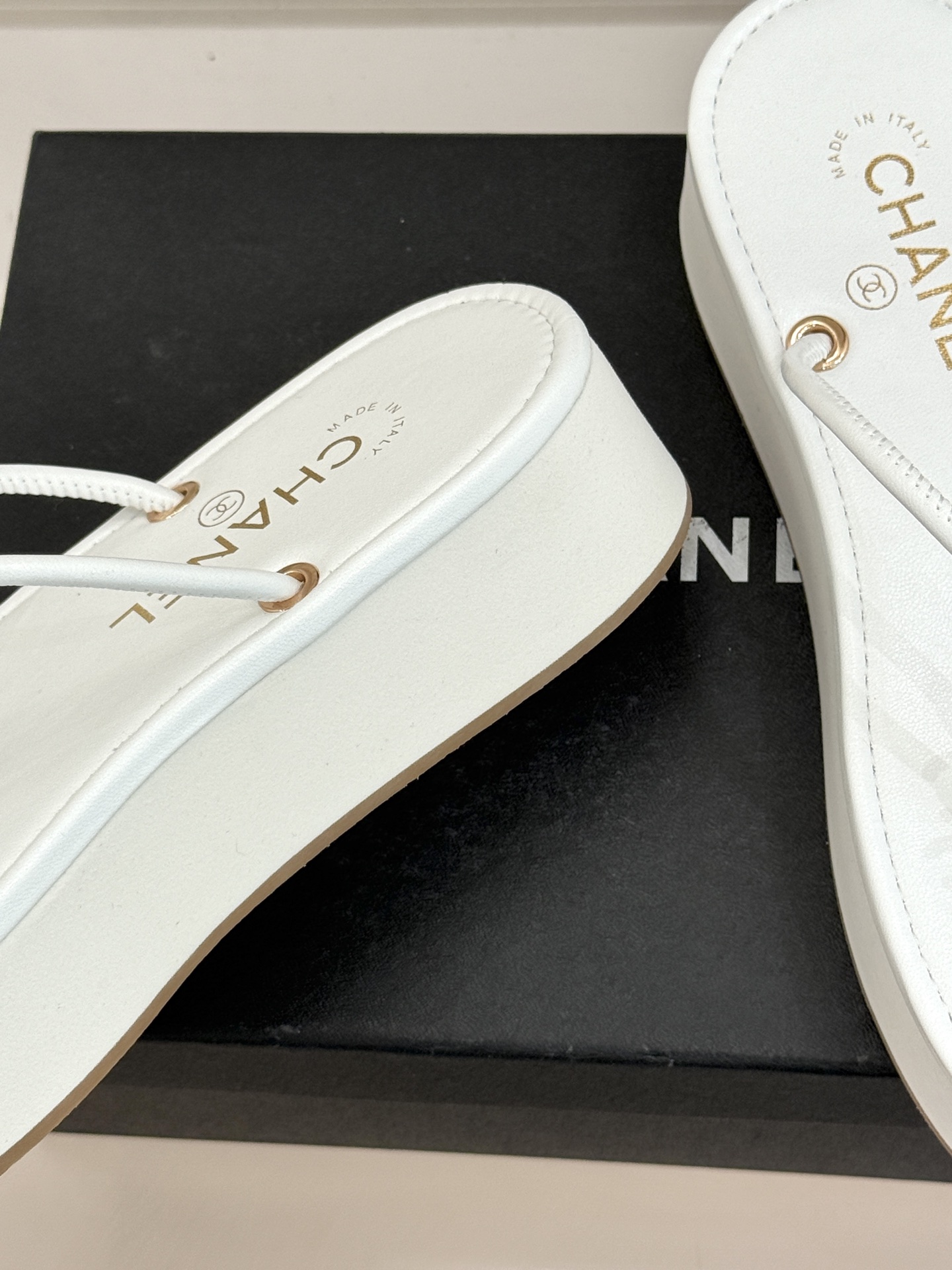 CHANE* ｜小香26P双C夹脚厚底人字拖鞋将法式优雅与夏日松弛完美相融。柔滑小羊皮包裹夹脚线条贴合脚