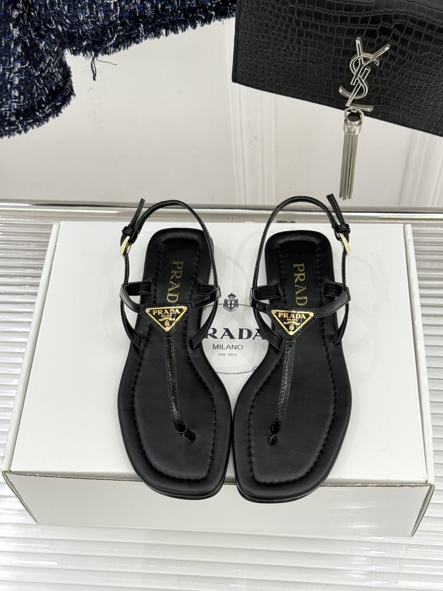 （原版飞机盒＋10）Prada/普拉达26WF春夏新品三角标夹脚平底凉鞋是将意式摩登与夏日松弛感完美融合