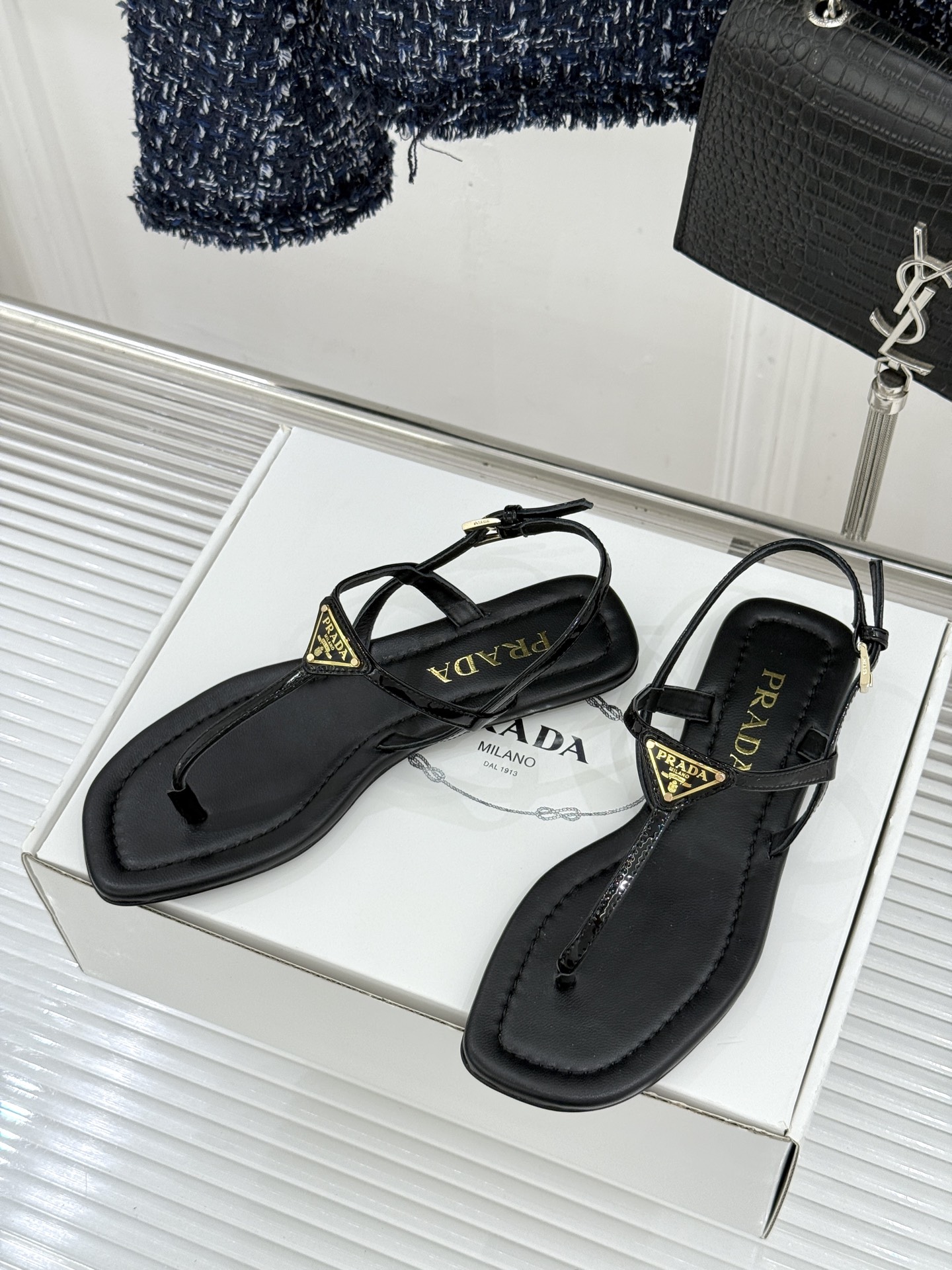（原版飞机盒＋10）Prada/普拉达26WF春夏新品三角标夹脚平底凉鞋是将意式摩登与夏日松弛感完美融合