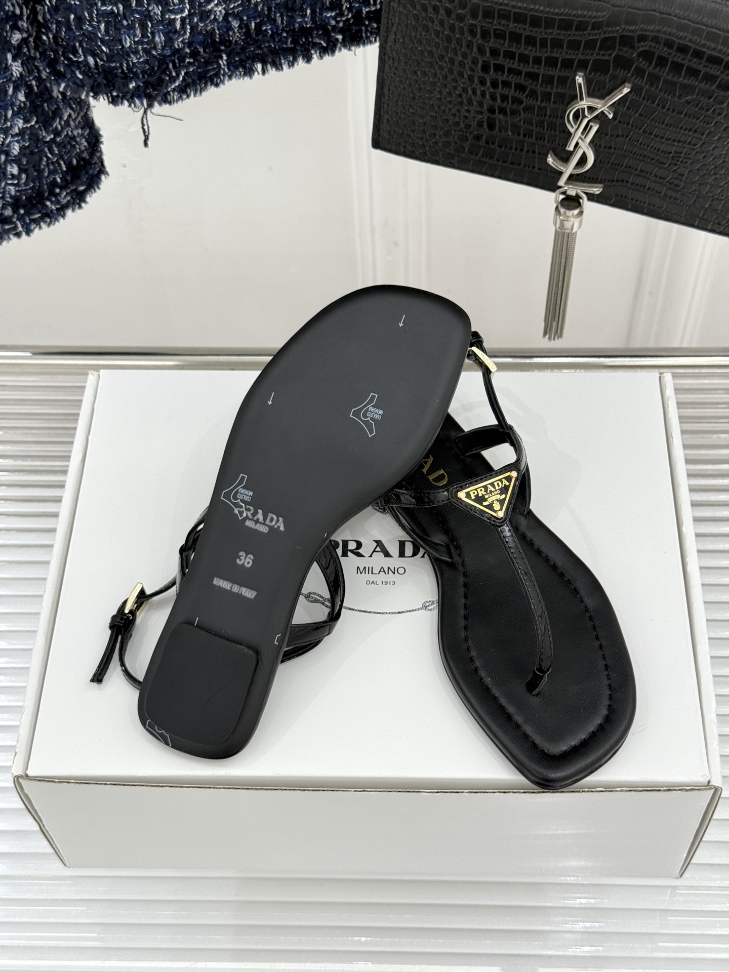 （原版飞机盒＋10）Prada/普拉达26WF春夏新品三角标夹脚平底凉鞋是将意式摩登与夏日松弛感完美融合