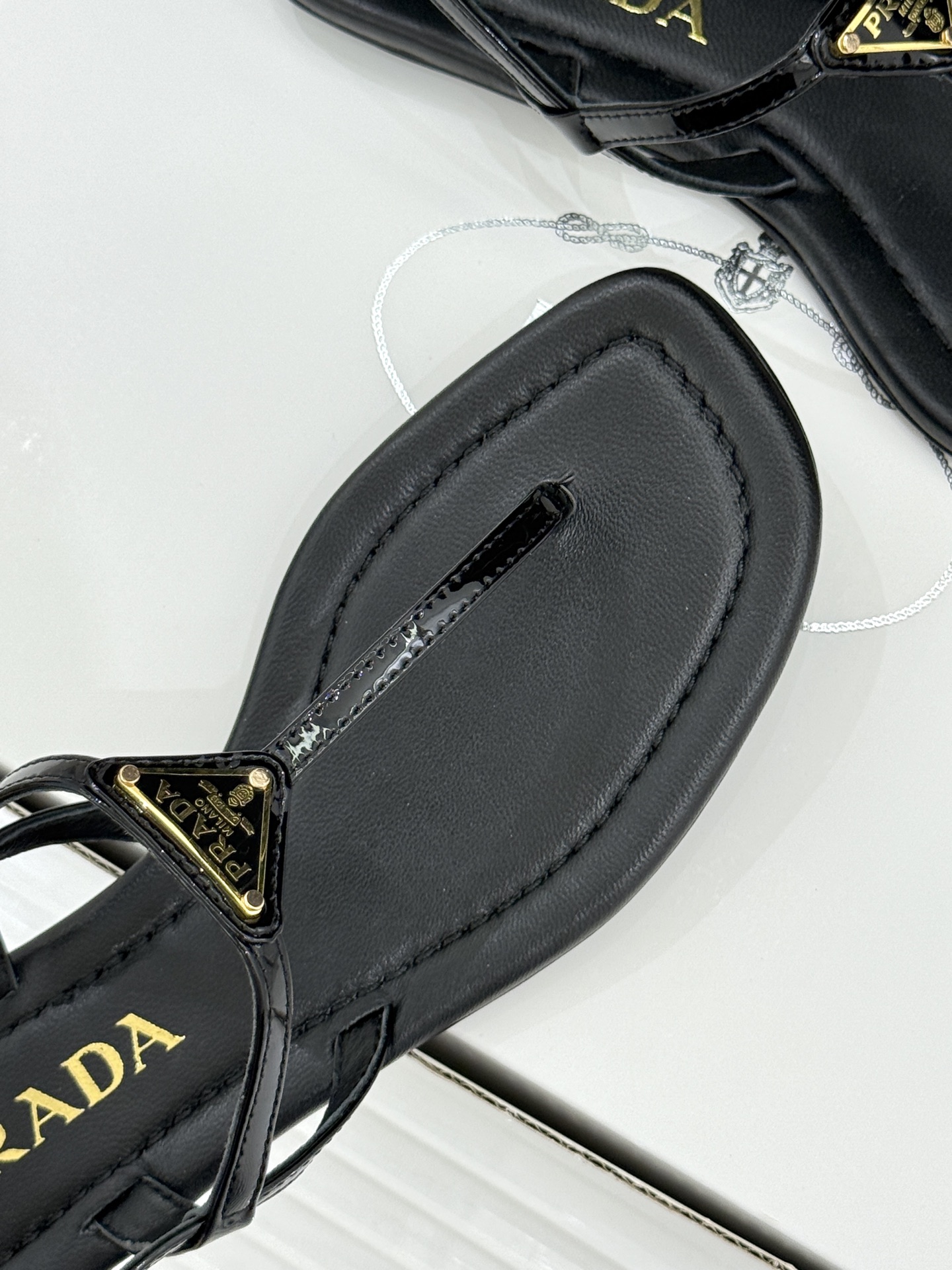 （原版飞机盒＋10）Prada/普拉达26WF春夏新品三角标夹脚平底凉鞋是将意式摩登与夏日松弛感完美融合
