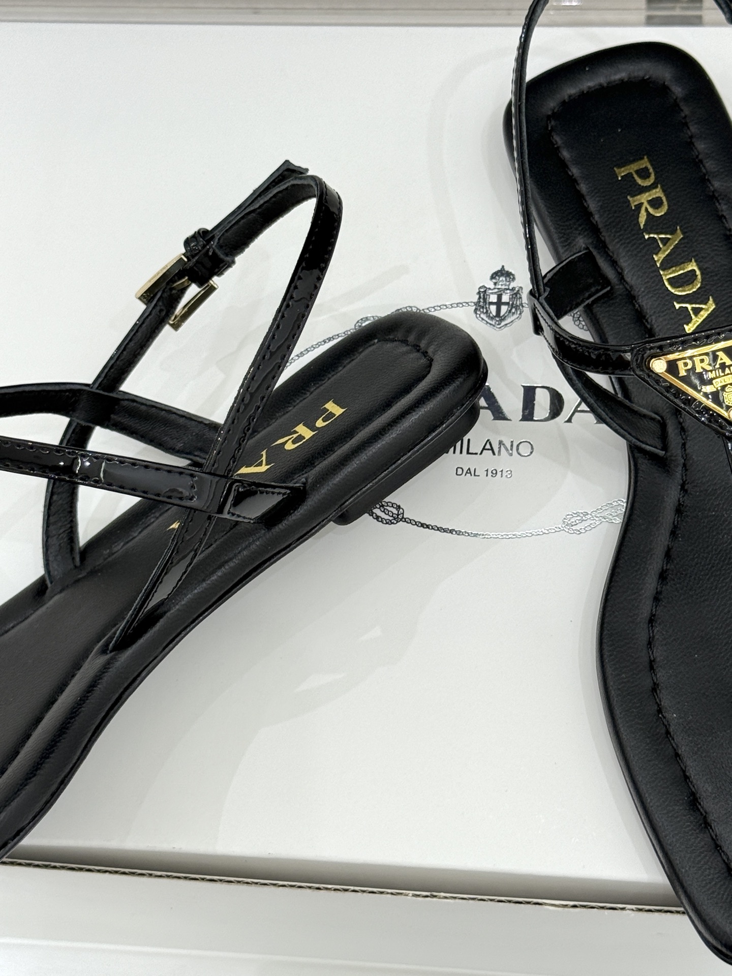 （原版飞机盒＋10）Prada/普拉达26WF春夏新品三角标夹脚平底凉鞋是将意式摩登与夏日松弛感完美融合
