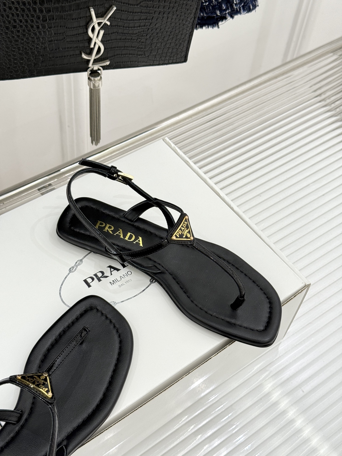 （原版飞机盒＋10）Prada/普拉达26WF春夏新品三角标夹脚平底凉鞋是将意式摩登与夏日松弛感完美融合