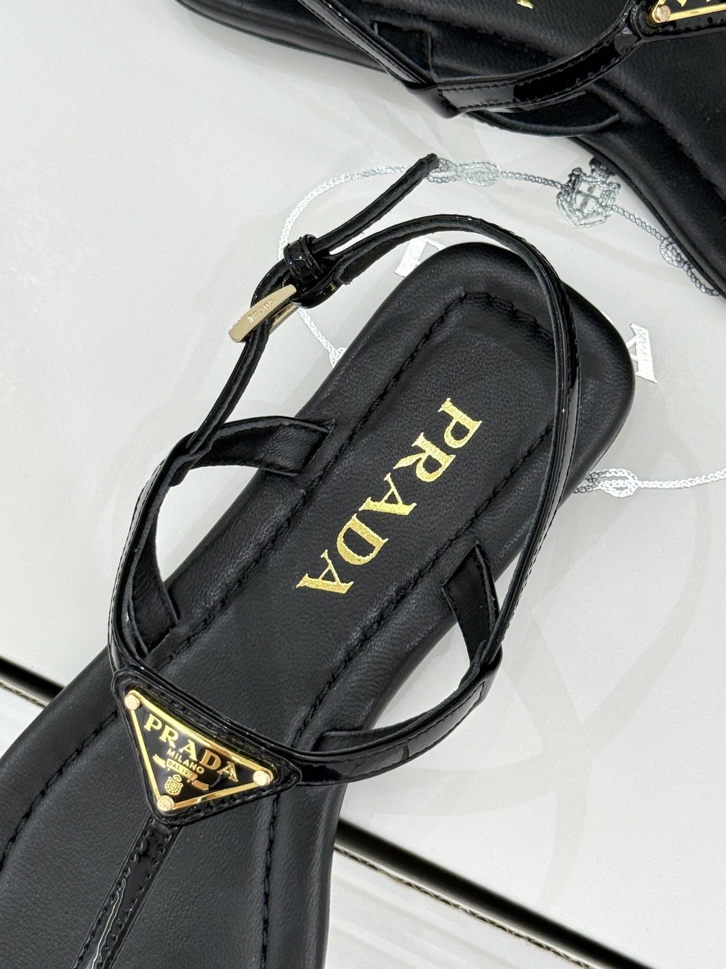 （原版飞机盒＋10）Prada/普拉达26WF春夏新品三角标夹脚平底凉鞋是将意式摩登与夏日松弛感完美融合
